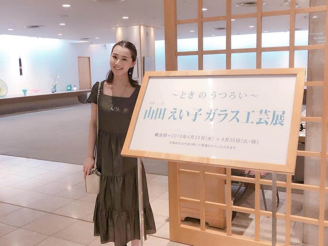彩星りおんのインスタグラム：「京都高島屋さんで開催中の母のガラスの展覧会へ。﻿ 4月30日までやってますので、もしお近くにお越しの際は是非お立ち寄りくださいね☺️🎐﻿ ﻿ I went to my mom's exhibition @kyoto_takashimaya ﻿ When you’re around, pls drop by and feel free to look around!﻿ ﻿ #ガラス工芸﻿ #glassart﻿ #京都高島屋 #美術画廊 #kyoto #サンドブラスト」