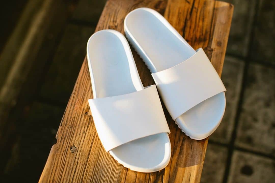 のインスタグラム：「Kendrick is a simple single strap sandal with a leather wrapped and moulded footbed with a matching rubber outsole. Available here in white leather.⁣ ⁣ -⁣ ⁣ ⁣ ⁣ #grenson #menswear #grensonshoes #grensonbrogues #mensfashion #mensstyle #thegoodshoe」