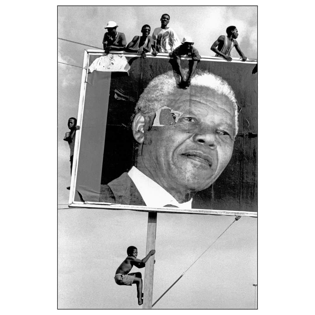 Magnum Photosさんのインスタグラム写真 - (Magnum PhotosInstagram)「"These are the people who for decades had suffered indignities at the hands of the white minority" - Ian Berry . Today marks 25 years since the first democratic general election was held in South Africa on April 27, 1994, following the end of Apartheid. . Ian Berry, who documented life in South Arica in the years leading up to and following this significant date, recalls how it felt to be in South Africa that day. Link in bio. . PHOTO: ANC supporters await arrival of Mandela prior to elections. Lamontville. Natal. South Africa. 1994. . © #IanBerry/#MagnumPhotos」4月27日 22時30分 - magnumphotos