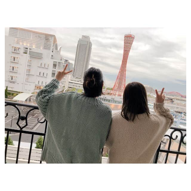 早乙女わかばさんのインスタグラム写真 - (早乙女わかばInstagram)「.﻿ 🚢✨KOBE✨🛳﻿ ﻿ ずっと前から決めていたラ・スイートでのお泊り女子会🎀💕✨﻿ ﻿ まだ退団４ヶ月のなっちゃん＆お馴染みのみさおと行きました☺️﻿ ﻿ 張り切って3人でお揃いのお洋服を着て👗💕﻿ 素敵な神戸を満喫しました❤️﻿ ﻿ 最後の動画は…ストーリーにもあげましたが、﻿ ﻿ 〝わかば調子乗っちゃったよ〟です😂﻿ ﻿ ポートタワーをバックにクルクル💃﻿ おかしいな、、、1年前にはプリマバレリーナ役でトウシューズでクルクル回ってたのに…？﻿ 久々のクルクルにダメ出しが入り😂﻿ ﻿ 最近まで現役だったダンサーなっちゃんのアドバイスを受けTake2…🤣﻿ ﻿ 少しペタペタがマシになりました🤣💃😂﻿ ﻿ そして、今日から大型連休が始まりましたね‼️﻿ 成田空港、羽田空港からの出国者が約９万人👀‼️﻿ でも、夢を与えるタカラジェンヌ達のように連休も変わらず働く人もきっといますよね😌﻿ ﻿ 私は大型連休を楽しむ。というよりも平成から令和に変わる瞬間を見届けたい。という気持ちが強いですね😊﻿ ﻿ 皆様はどのようにお過ごしですか❓☺️✨﻿ ﻿ #ラ・スイート﻿ #神戸﻿ #女子会﻿ #平成最期の﻿ #GW﻿ #大型連休」4月27日 22時30分 - s_wakaba.94