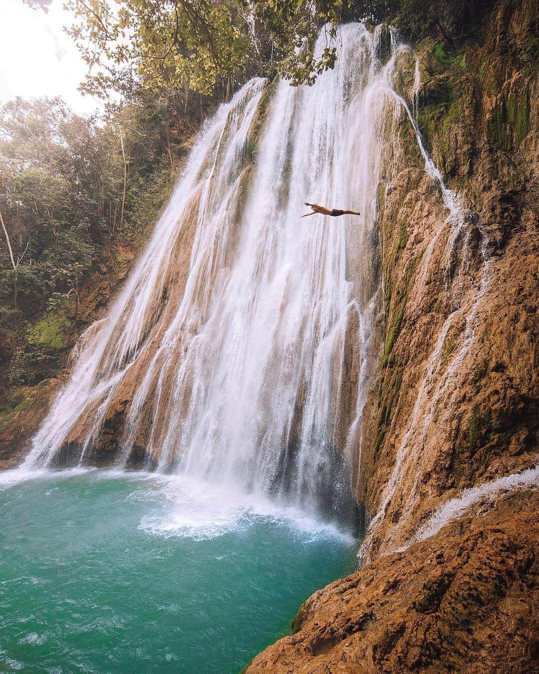 BEAUTIFUL DESTINATIONSさんのインスタグラム写真 - (BEAUTIFUL DESTINATIONSInstagram)「"My absolute favorite way to enjoy a waterfall!" What's your preferred way to really "dive in" to your travels? 😉 (📷: @jacob, @storyofsage 📍: Samaná, Dominican Republic)」4月27日 22時23分 - beautifuldestinations