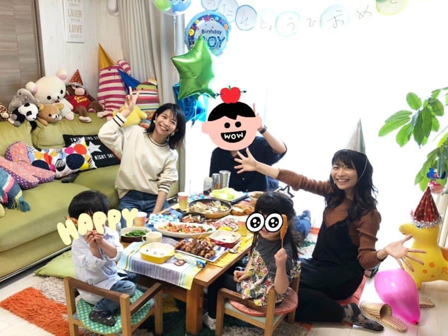 三倉茉奈さんのインスタグラム写真 - (三倉茉奈Instagram)「今日は、佳奈の家にて、 甥っ子の1日早いお誕生日会✨✨✨ 明日で3歳。おめでとう‼︎‼︎🎂 小さい頃は甘えん坊ですごく大人しかったのに、今やヒーロー好きで、写真撮るときすぐ変な顔するやんちゃっ子！これからもすくすく大きくなってね☺︎ 家の飾り付けや料理が凄かった！佳奈、さすが！！ご馳走様でした💕 #happybirthday  #3rdbirthday  #nephew #homeparty #4枚目は私の足に引っ付いてくる甥っ子 #かわいすぎる…」4月27日 22時24分 - mana_mikura_official