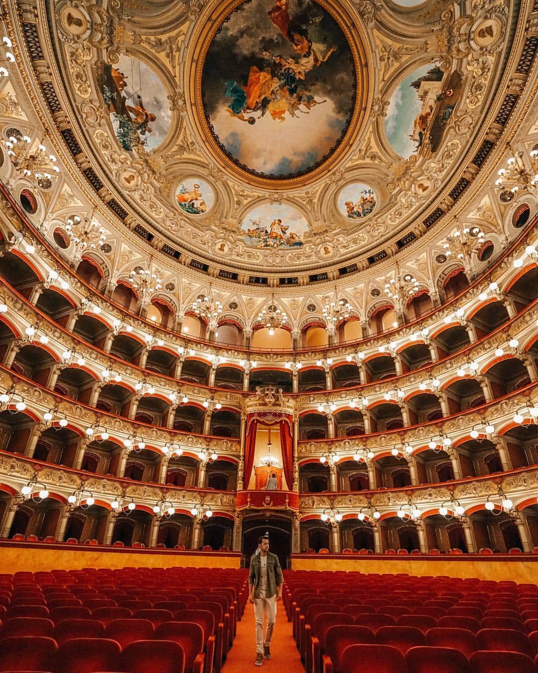 Sezgin YILMAZのインスタグラム：「The Phantom of the Opera 🎭  Vodafone Red’in 100’den fazla ülkesinden biri olan İtalya’da da tarifemi Türkiye’deymiş gibi kullanmanın verdiği rahatlıkla Sicilya seyahatimizin her anını sizlerle paylaştım, umarım bizim kadar keyif almışsınızdır. Bir sonraki #DünyaAvucunuzda rotası neresi olsun isterdiniz? ✈️🌍 @vodafonered #ad」