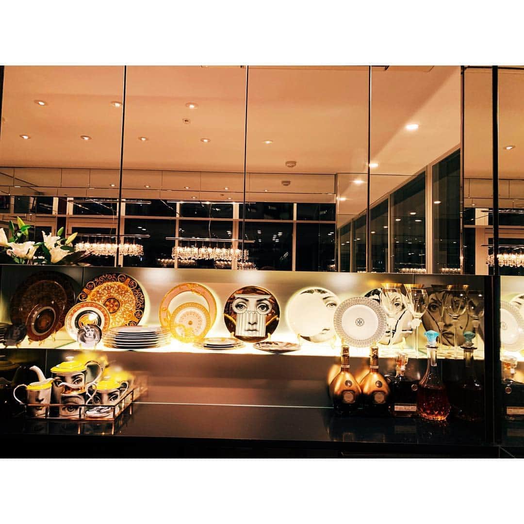 GENKINGの釜飯さんのインスタグラム写真 - (GENKINGの釜飯Instagram)「お気に入りの食器は飾ってる😆 食器棚はミラーなの🤤💓 ミラー家具大好き💕 #genkingkitchen」4月27日 22時26分 - genkingkitchen