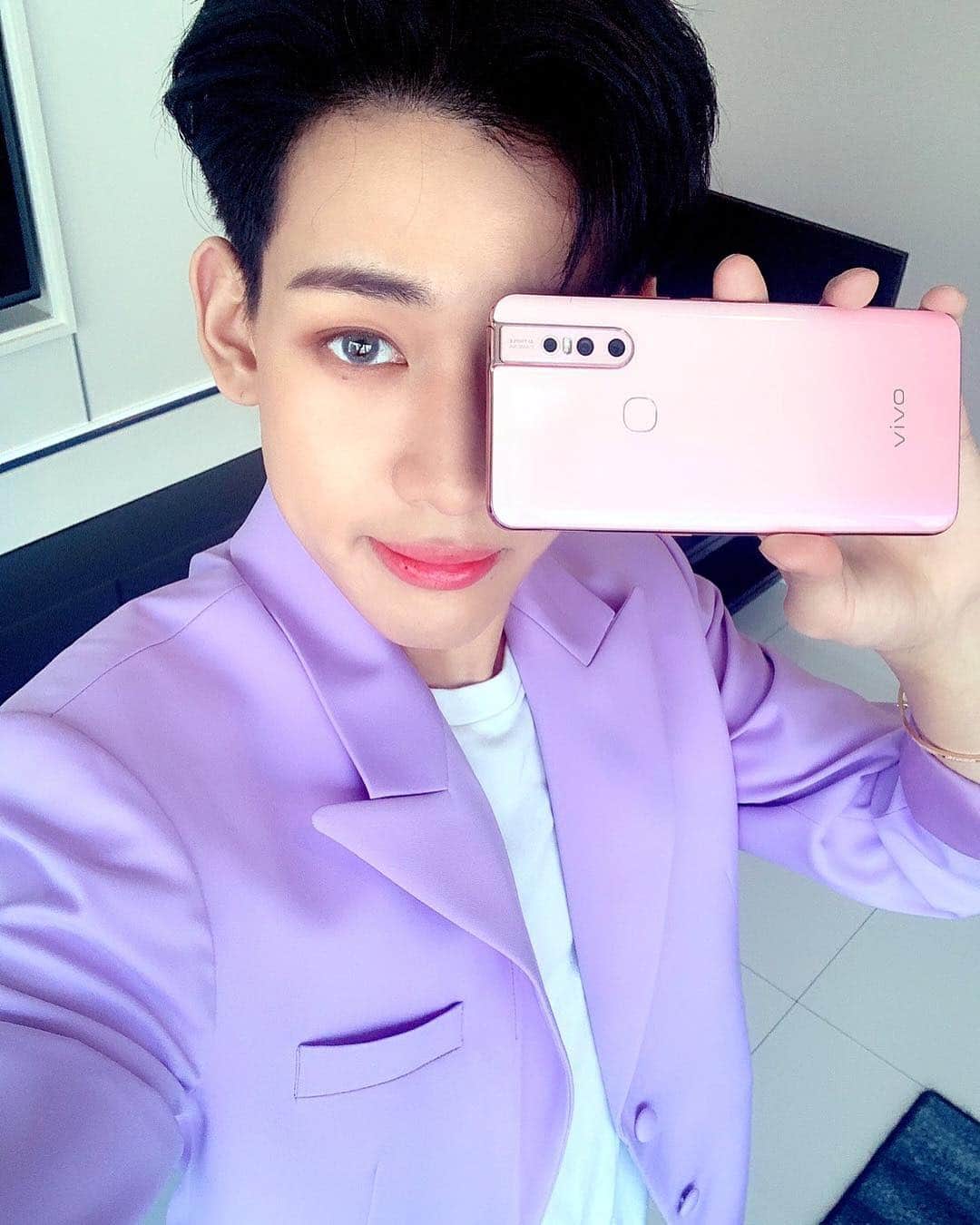 BamBam のインスタグラム：「ถ้าเรามี กันต์และกันต์ โลกก็จะเป็น สีชมพู🌸 #VivoV15SeriesxBamBamGOT7 #V15BlossonPink #ใครไม่พิ๊งค์บลอสซั่มพิ๊งค์ Comment this “🌸”」