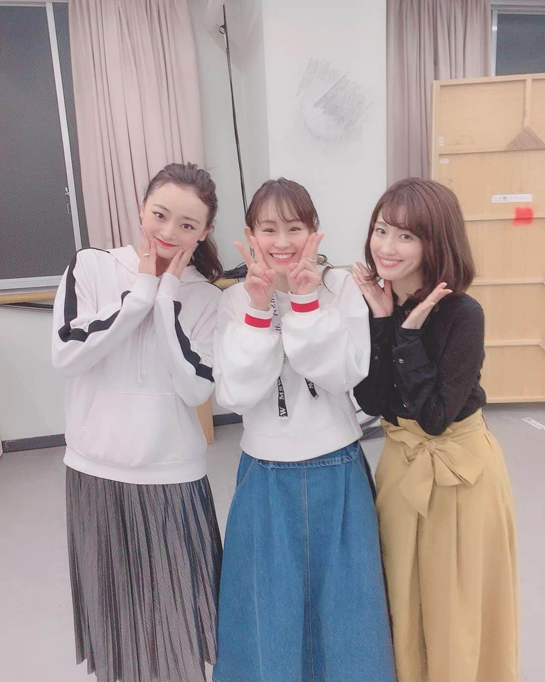 内田美麗（麗奈ゆう）さんのインスタグラム写真 - (内田美麗（麗奈ゆう）Instagram)「昨日の投稿に沢山のいいねとコメントありがとうございました😭✨✨ 凄く凄く嬉しいです🥺🥺🥺🌈🌈💓💓💓💓💓 少しずつ返信してるのでちょっとまっててね🐥🐥🌸🌸 今日は歌稽古だったよ！！🍑😊 初めてお稽古場でれいかちゃんと一緒でした🤗🤗 本当にエリザベートに出れるんだなぁ〜って改めて思いました🙇‍♀️✨✨ 頑張ろう〜っ☺️🥰☺️🥰 記念に同期3人で撮ったよ👶❤️👶 お稽古終わって、れいかちゃんとご飯を食べました🐣🐣 話しが尽きませんねっ！👶👶🎀🎀 充実した1日でした🍓🍓🍓 #エリザベート#ミュージカル#帝国劇場#musical#宝塚#同期#95期#愛希れいか#彩花まり#美麗」4月27日 22時34分 - miretan29