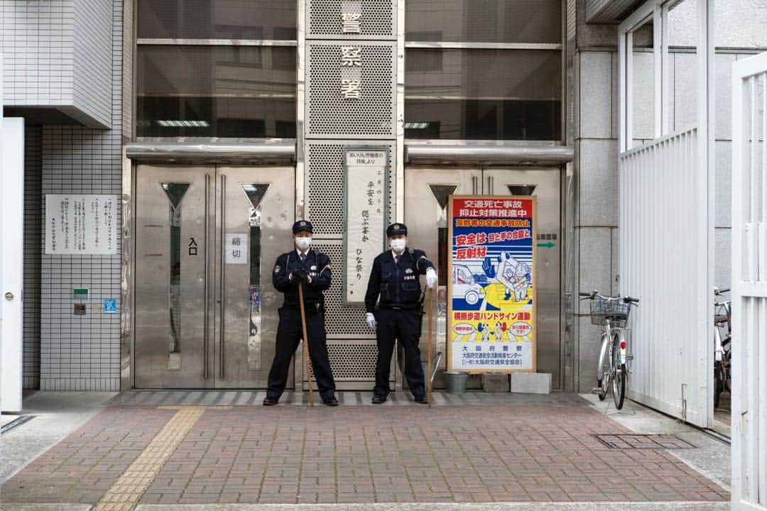 Q. Sakamakiさんのインスタグラム写真 - (Q. SakamakiInstagram)「Kamagasaki Portrait Series: Policemen at Nishinari precient that used to be infamous for the corruption and brutality like NYPD in the 80s and 90s, though the situation has much improved now. Kamagasaki, Osaka, March, 2019. Kamagasaki is often called as the worst slum and/ or the most dangerous place in Japan. Yet many of them are so friendly and naive. So this time for many images, I have taken so at least somehow. However, it is true that many of Kamagasaki residents love the drinking so much and often tend to take the street fighting. Also there is an open secret — many residents, so many of them retirees, who live in poverty, are often exploited in their welfare system, even jobs, by middle-men, local government’s corruptions and/ or Yakuza, Japanese mafia. So, in addition to the friendly images, I will show Kamagasaki in the so-called typical reportage style as well. #kamagasaki #qs_kamagasaki #osaka #japan」4月27日 22時35分 - qsakamaki