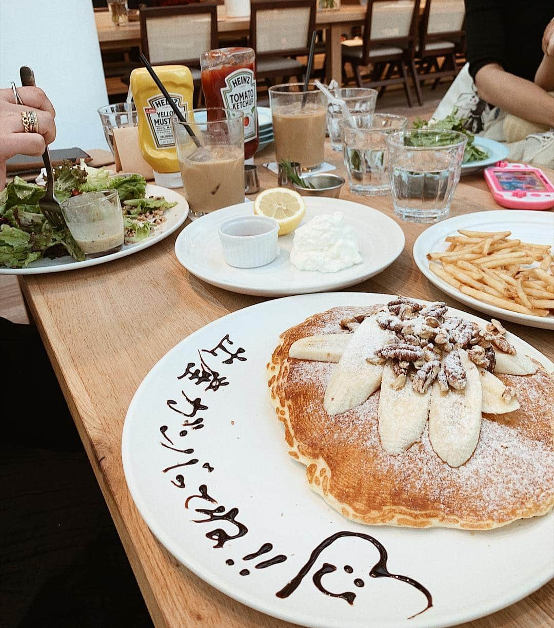 正中雅子さんのインスタグラム写真 - (正中雅子Instagram)「GW🕊✨ * 暇だったんだけど、三ノ宮で同じく暇してた @mitsuko0315_threem 親子に会い娘大喜びの リューアルしたRonhermanで @hiraka に会って カフェでお茶まで出来てまもなく出産の応援も出来て 何とも奇跡的なゴールデンな初日でした🕊✨🤰 * ひらかちゃんと、あーだこーだ言いながら待ち時間にジュエリーを買うと言う💎のも楽しい時間でした🤪 * スタッフの @maaaaachan0101 にも会って娘達も大興奮の1日目でした🥳 * 出産頑張ってねー🤰可愛いベイビーに会えるの楽しみにしてるよ♡ * * * そんで、実は朝からMITSUKO&Hiraka Chan&まなちゃんのこと考えてたからその3人にまとめて会えて 自分の引きの強さに最近驚いてます😂🙏🕊 *  #Ronherman#ロンハーマン #ロンハーマン神戸 #Ronhermancafe」4月27日 22時35分 - masacoshonaka