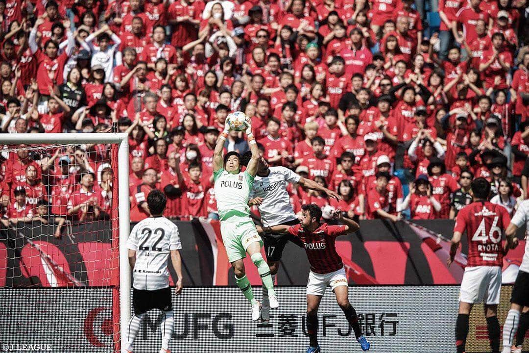 Ｊリーグさんのインスタグラム写真 - (ＪリーグInstagram)「🙌⚽️🥅﻿ ﻿﻿﻿ ﻿﻿﻿﻿ #明治安田生命Ｊ１リーグ 第８節﻿﻿﻿﻿﻿﻿﻿﻿ ベストショットをお届け👀✨ ﻿﻿﻿﻿﻿﻿﻿﻿ ﻿﻿﻿﻿﻿﻿﻿﻿ #Ｊリーグ﻿﻿﻿﻿﻿﻿﻿﻿ #jleague﻿﻿﻿﻿ ﻿﻿﻿﻿ #西川周作﻿ #浦和レッズ﻿﻿ #urawareds ﻿ #urawa﻿ #reds ﻿﻿ #ヴィッセル神戸﻿ #visselkobe  #vissel #kobe﻿ ﻿ #gk #ゴールキーパー﻿ #スタジアム#stadium﻿﻿ #サポーター #supporter﻿ #soccer #soccerphotos #soccerphoto ﻿﻿ #soccerphotography ﻿﻿ #soccerplayers ﻿﻿ #⚽️#♦️ #🐮 #❤️」4月27日 22時38分 - jleaguejp