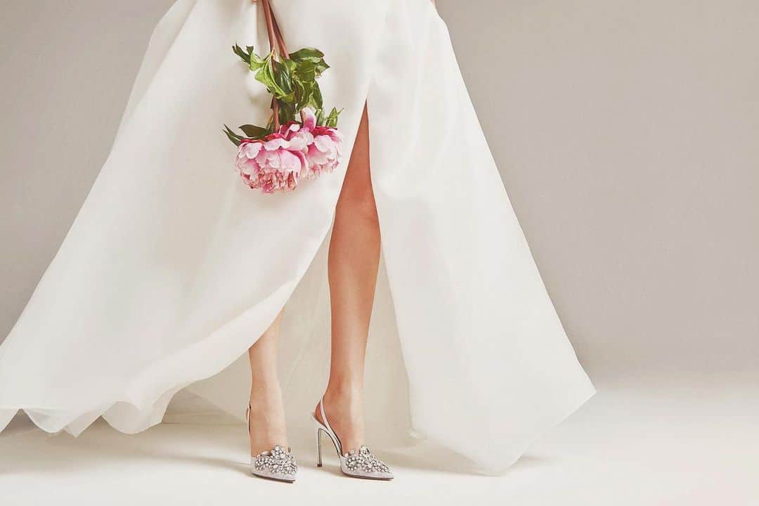 のインスタグラム：「#CaovillaLOVE . Venice is for Lovers - #CaovillaVENEZIANA , handcrafted in #Venice , with Love . Available in White, Pink & Beige, Swipe to view more, Int’l complimentary shipping with T&D inclusive #ReneCaovilla #MadeInItaly . . . . . . #WeddingDress #WeddingShoes #Brides #Wedding #PinkHeels」