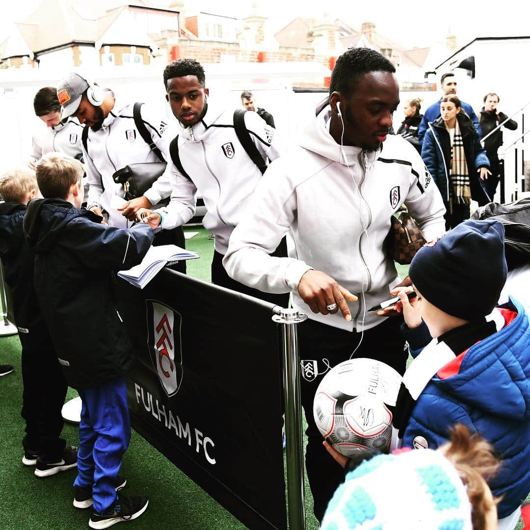 フラムFCさんのインスタグラム写真 - (フラムFCInstagram)「Check in. Make a mascot’s day. ❤️⚫️⚪️ #FFC #COYW #Fulham #Cardiff」4月27日 22時41分 - fulhamfc