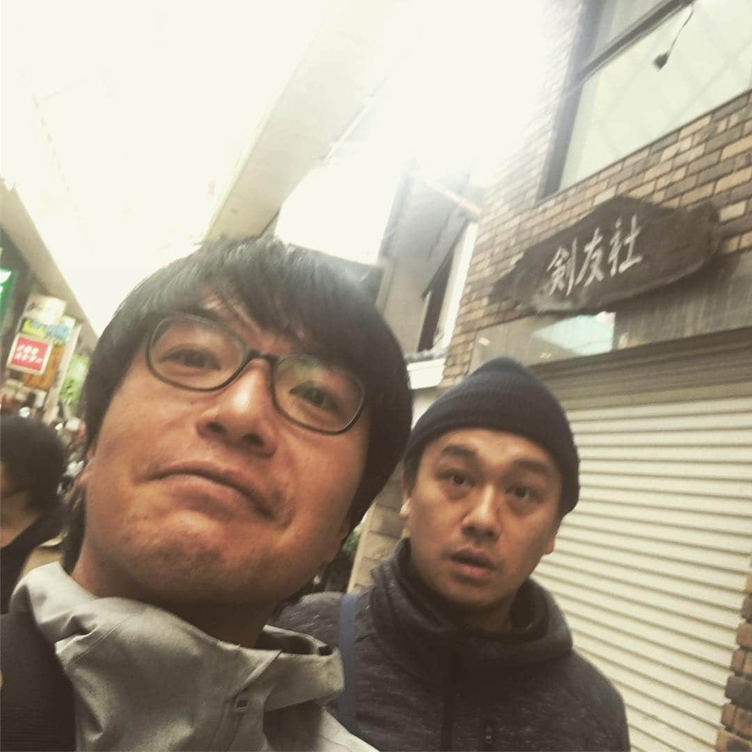 押見泰憲さんのインスタグラム写真 - (押見泰憲Instagram)「サルゴリラ児玉と、犬の心押見。阿佐ヶ谷の商店街で行くあてもなく彷徨う。写真だけはなんとなく撮る。#サルゴリラ児玉#ゾンビ#犬の心押見#メガネゾンビ#阿佐ヶ谷」4月27日 22時43分 - oshimi_yasunori