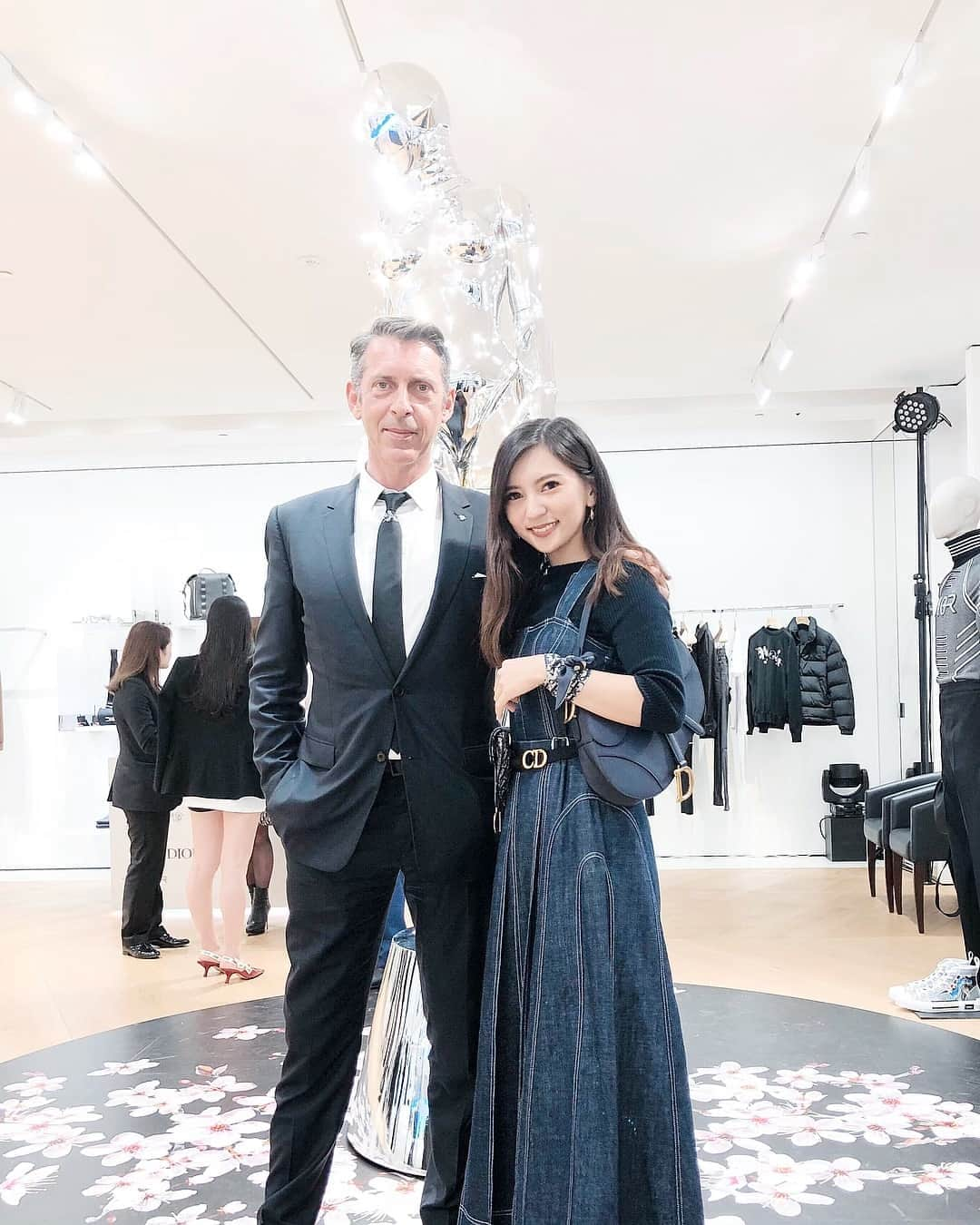 新井椎己さんのインスタグラム写真 - (新井椎己Instagram)「with Stephane Lafay, president Christian Dior Japan, and the sexy robot. とても気さくな方でした💙 #diortokyo #dior」4月27日 22時44分 - sheenaarai