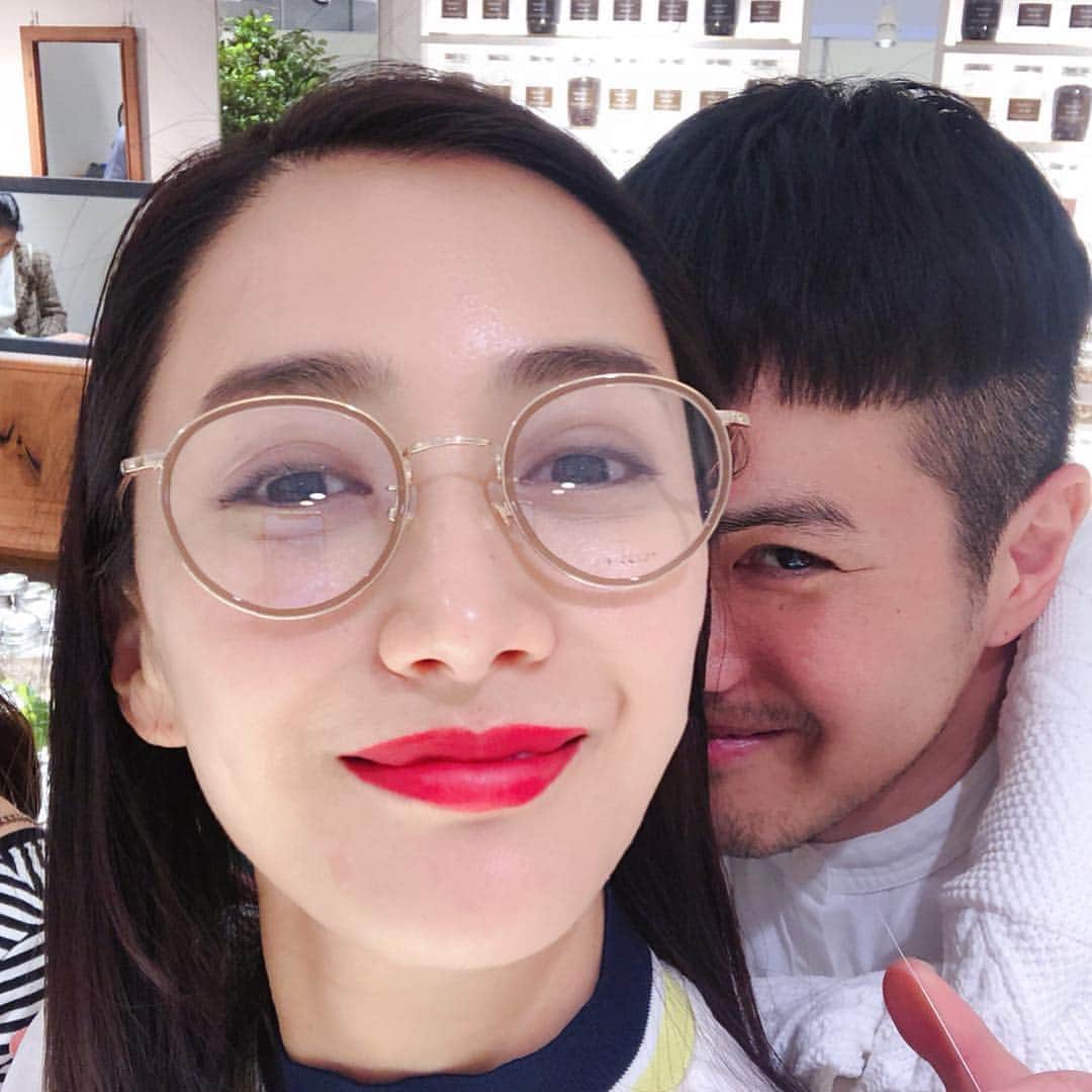 のインスタグラム：「. . GLASSAGE . . コスメを選ぶようにメガネを選び メイクをするようにメガネを繕う👓 ステキなコンセプト . . 先日、レセプションへお邪魔して 久々にメガネ熱が♡ 肌馴染みの良い ピンクベージュのフレームをゲット❤︎❤︎❤︎ . . #glassage #glasses  #newbrand  #madeinjapan  #love #fashion #accessory  #makeup #グラッサージュ #日本製 #フレーム #ピンクベージュ #超絶お気に入り #ひょっこりはん #マーシー #可愛子ちゃん #西武池袋に一号店 #メガネ熱 #熱といえば #風邪引きました #インフルB型 #流行り中 #らしいです #皆さまもお気をつけて #ステキなgwを #👓 #♡」
