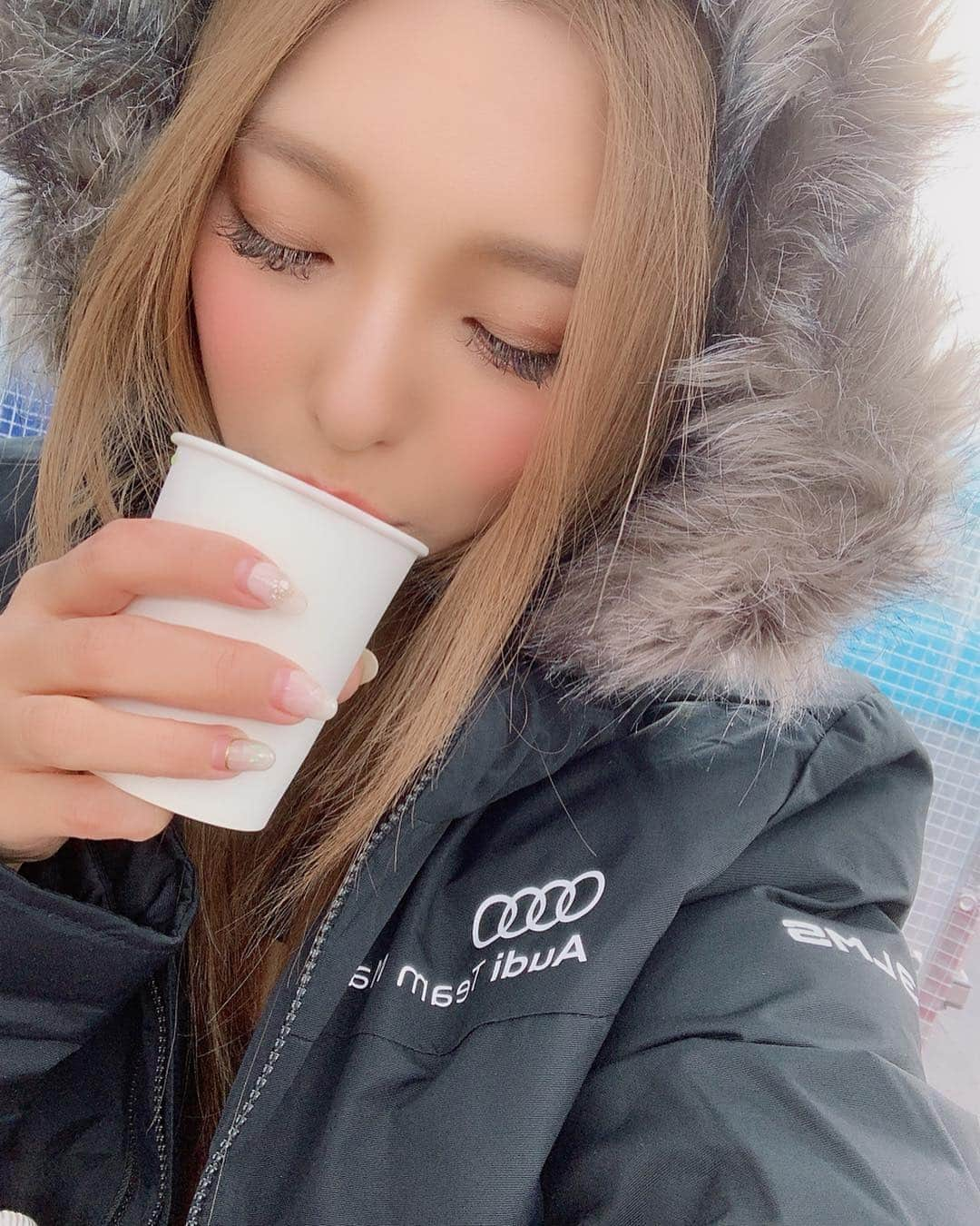 Hitomiさんのインスタグラム写真 - (HitomiInstagram)「今日のスポーツランドSUGOは とてもとても寒かったです。 来て下さった皆様ありがとうございました！！、、😭💓💓 明日も最低温度6度みたいなので きっと寒いと思います❄️🥺 たくさん防寒して気を付けていらして下さい^_^ . お風呂にバブ入れて、 蒸気でアイマスクと、足リラシート 貼ってたくさんあったまって寝ます😪 . 明日のスケジュールは ⏰ピットウォーク  11:15〜12:15 ⏰グリットウォーク  12:53〜12:58 ⏰レースクイーンステージ  14:45〜  明日もがんばるぞ🥰❣️ . #レースクイーン #auditeammars #phenomen #surluster #rs3lms #braillebattery #okajima #pfc #fuchs #montgneracing #triplek #marsracingfactory #cyberjapan #cyberjapandancers #サイバージャパン #audi #車 #car」4月27日 22時50分 - hitomi_01270