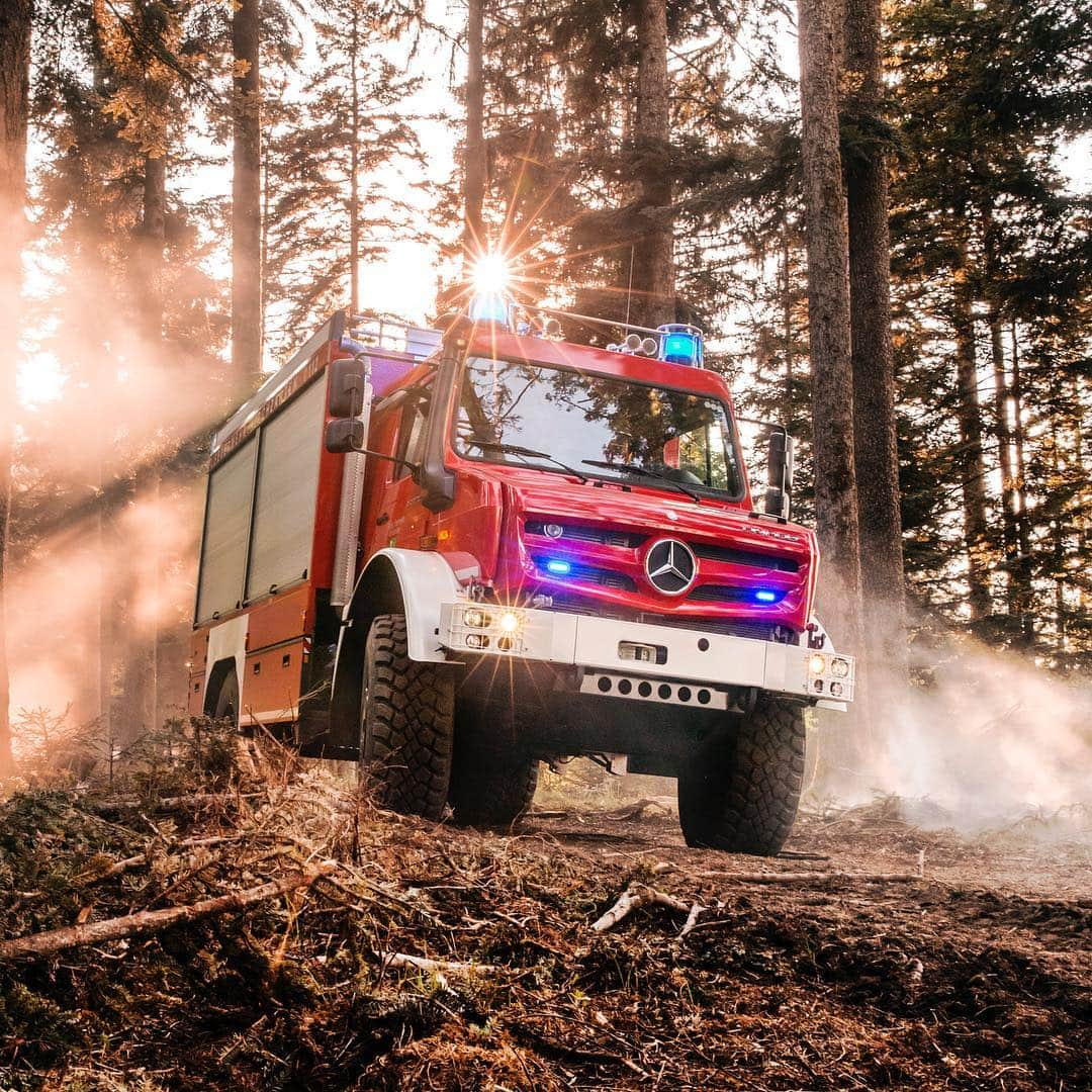 メルセデス・ベンツさんのインスタグラム写真 - (メルセデス・ベンツInstagram)「Regardless of the challenges being faced, Unimog stands as a hero working for businesses and communities without compromise. Undertaking applications across the globe, the stoic Mercedes-Benz all-rounder is proficient over every terrain and presents itself as a reliable partner.  Tap the shopping badge to get the Unimog Calendar 2019!  #MercedesBenz #Mercedes #Benz #Unimog #Calendar」4月27日 22時54分 - mercedesbenz