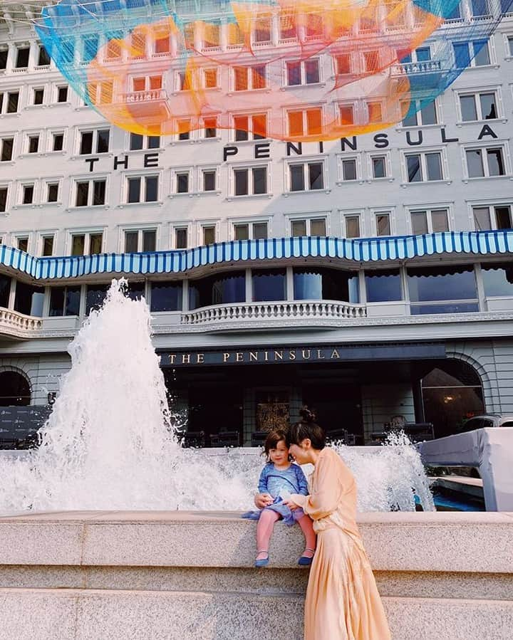 The Peninsula Hotelsさんのインスタグラム写真 - (The Peninsula HotelsInstagram)「Spotted @susiebubble admiring our #ArtInResonance piece by @janetechelman at The @peninsulahongkong. #penfamilies . . . . . . . #peninsulahotels #luxuryhotels #luxuryhotelexperience #luxurytravel #travel #beautifuldestinations #welltraveled #traveldiaries #jetset #jetsetter #hotel #hotellife」4月27日 23時01分 - peninsulahotels