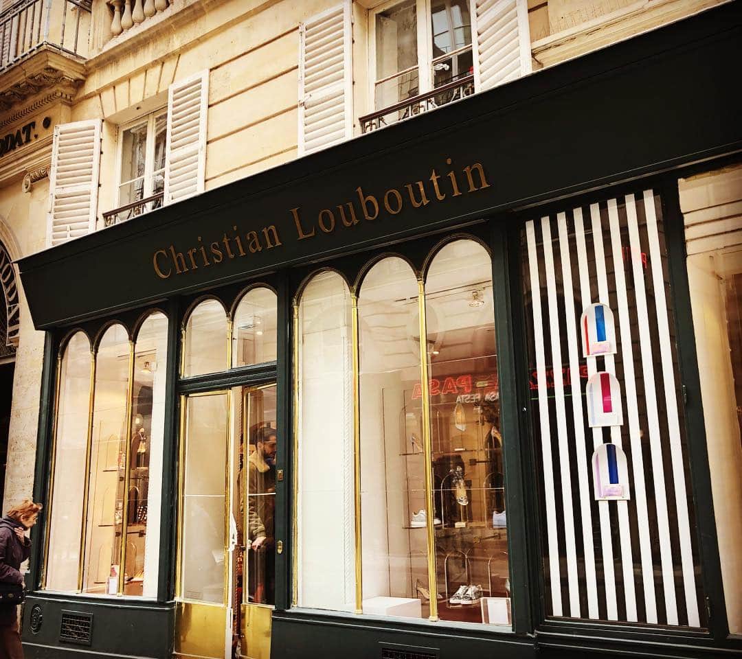 日々野真理さんのインスタグラム写真 - (日々野真理Instagram)「ルブタン一号店💕 たまたま空いてるタイミングでゆっくり✨ 時間によっては混んでいるらしいです。 ・ #christianlouboutin  #paris #christianlouboutinparis」4月27日 23時13分 - marihibino1031