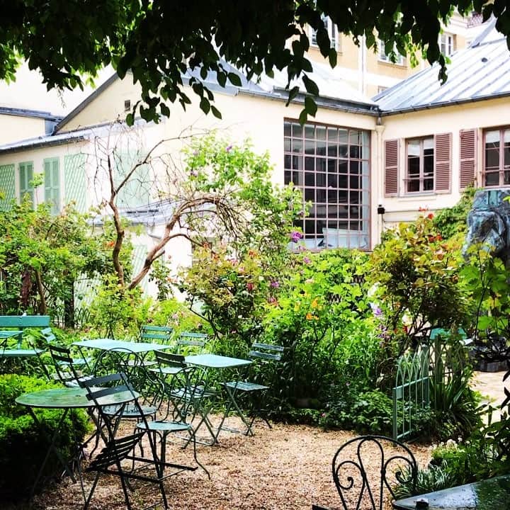 アレクシマビーユのインスタグラム：「Rainy secret lair @museedelavieromantique @alexismabille @mcmabille @rosebakeryparis #rainyparis #parissouslapluie #secretgarden #museedelavieromantique #greenhouse #greens」