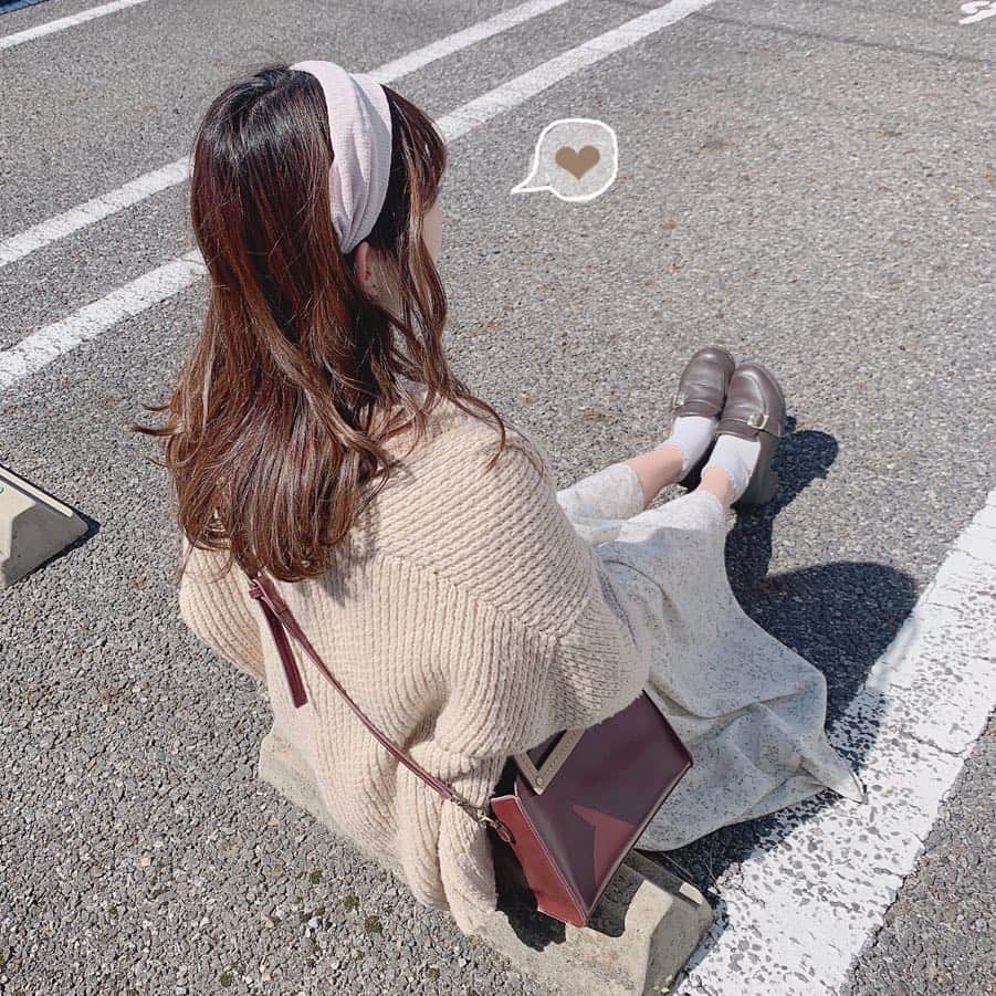 夏川愛実のインスタグラム：「ㅤㅤㅤㅤㅤㅤㅤㅤㅤㅤㅤㅤㅤ ㅤㅤㅤㅤㅤㅤㅤㅤㅤㅤㅤㅤㅤ  今日の #私服 ㅤㅤㅤㅤㅤㅤㅤㅤㅤㅤㅤㅤㅤㅤㅤㅤㅤㅤㅤㅤㅤㅤ すっごい強風だったよね！！びっくり！！ 太陽いい感じだったのに！！！☀️ ㅤㅤㅤㅤㅤㅤㅤㅤㅤㅤㅤㅤㅤㅤㅤㅤㅤㅤㅤㅤㅤㅤㅤㅤ ❤︎ワンピース  @majesticlegon_official  ㅤㅤㅤㅤㅤㅤㅤㅤㅤㅤㅤㅤㅤㅤㅤㅤㅤㅤㅤ ワンピースはノースリーブなんだけど 中にブラウス着たらいい感じでした👀(見えてない) ㅤㅤㅤㅤㅤㅤㅤㅤㅤㅤㅤㅤㅤㅤㅤㅤㅤㅤㅤ 鞄は２年くらい前に台湾の問屋で買ったやつ！！ 台湾行きたい〜🥺🥺❤︎ ㅤㅤㅤㅤㅤㅤㅤㅤㅤㅤㅤㅤㅤㅤㅤㅤㅤㅤㅤ #majesticlegon#マジェスティックレゴン #花柄ワンピース#ワンピース#春コーデ#私服コーデ #低身長コーデ#148cmコーデ#巻き髪」