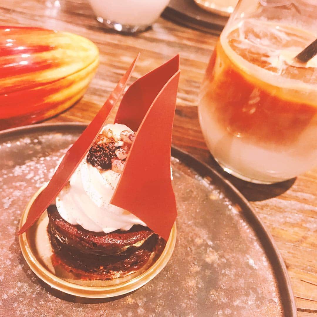 秋波愛さんのインスタグラム写真 - (秋波愛Instagram)「❤︎*。 . . . ライブの合間にれいなっちと #ショコラトリータカス さんで #チョコレートケーキ 食べた🤤💗 . ここのチョコレートケーキは最高 定期的に食べたい美味しさ💭🍫 . . . #チョコレート #チョコ好き #甘党  #chocolatecake #chocolate #love  #dela #あいちん #秋波愛 🐇🎀」4月27日 23時06分 - akinamiai