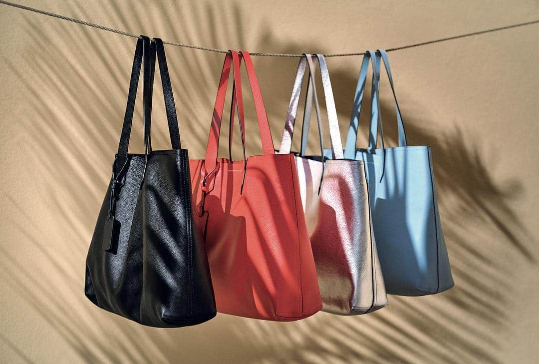 Armani Officialさんのインスタグラム写真 - (Armani OfficialInstagram)「A girl can never have enough handbags. Totes and top handles that go from week day to weekend #EmporioArmani」4月27日 23時07分 - emporioarmani