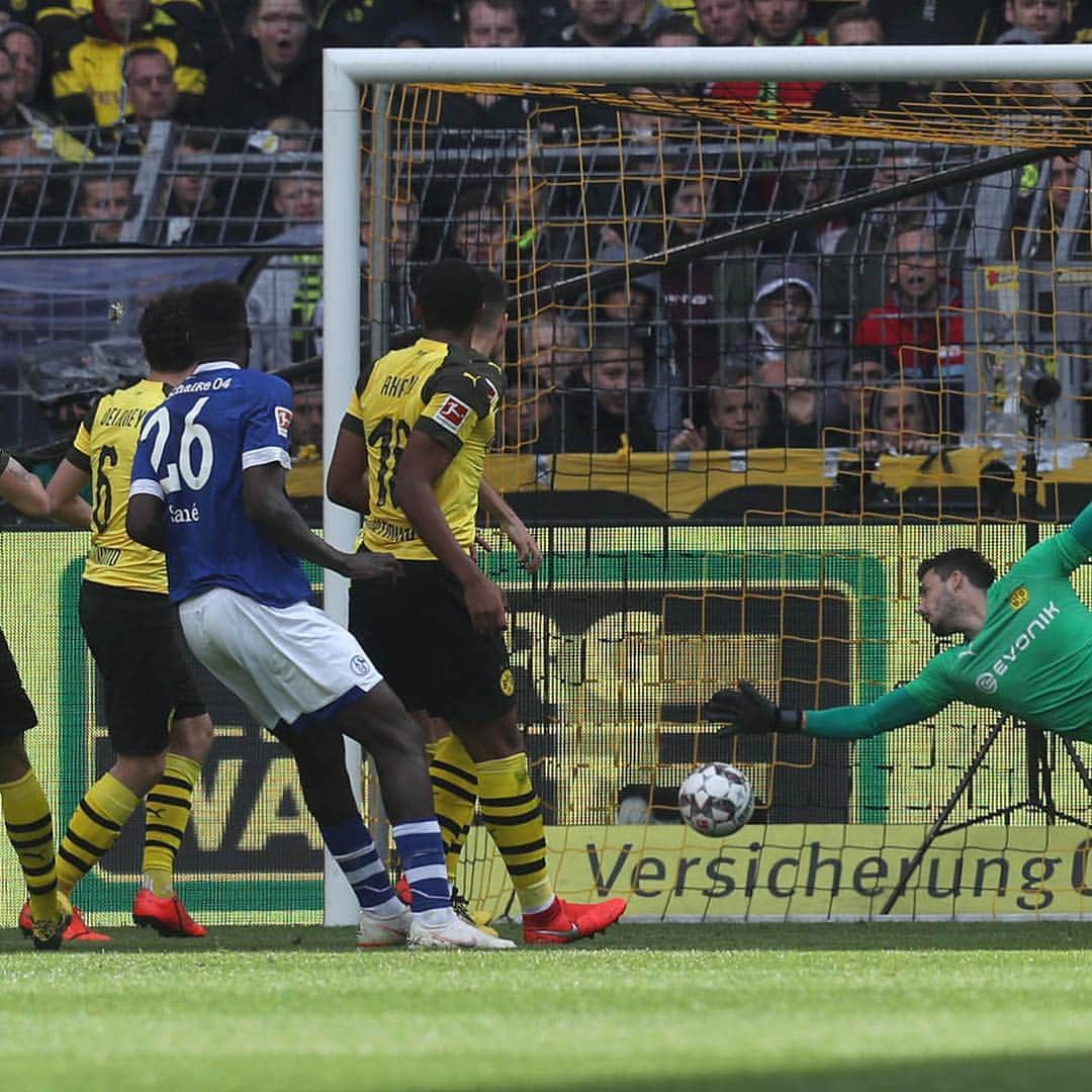 シャルケ04さんのインスタグラム写真 - (シャルケ04Instagram)「Header ▶️ @doudou_salouf ▶️ GOOAAAALLL 😍😍😍 . . #S04 #Schalke #Salif #Sane #Goal #Header #BVBS04 #Revierderby #Futbol #Football #Soccer #🔵⚪️」4月27日 23時07分 - s04