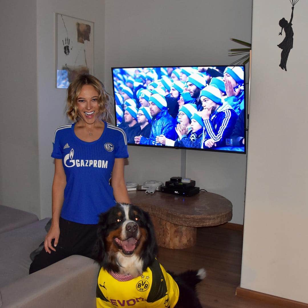 バネッサ・ハッペンコゼンさんのインスタグラム写真 - (バネッサ・ハッペンコゼンInstagram)「Clásico del Ruhr! Van con Schalke o con Dortmund? Con Ruffo o conmigo? @bundesliga_en @s04 @bvb09 #FootballAsItsMeantToBe」4月27日 23時13分 - vanehupp