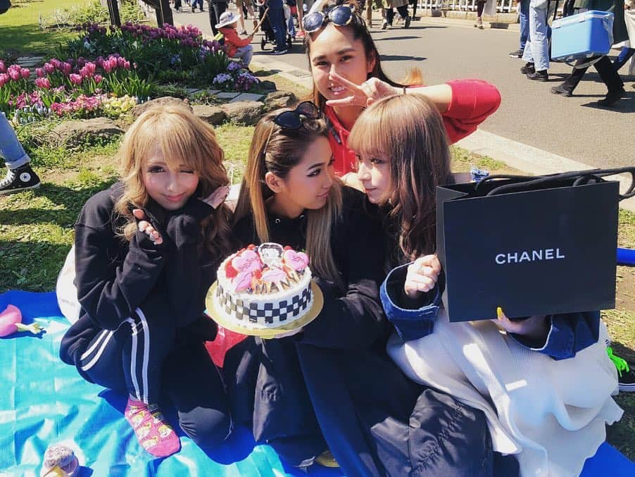 鈴木愛美さんのインスタグラム写真 - (鈴木愛美Instagram)「💓🎂💓🎂💓🎂💓🎂💓 . 【スワイプしてねっ▶︎▶︎▶︎】 . PEACEのお花見day🌸の時に サプライズでお誕生日を お祝いして貰ったよっ♡♡♡ . いきなり過ぎて超ビックリしたぁあ\(//∇//)\❤️ . なにより、ケーキが可愛過ぎて興奮😍💕 可愛過ぎて。食べたくなさ過ぎて。 このまま家に飾って おきたいくらい可愛かった💋 . みんなありがとー💓💓💓 . 当日は来れなかったけど @yunaaaaa.x も本当にありがとう❤️💕 センスがさすがですっ🙈💋 . 本当にたくさん笑ってたくさん語った お花見dayでしたっ🍡🌸💕 . . @shipi0520 と @mizuki17a から 誕生日プレゼント🎁も貰っちゃったよ♡ . 3枚目のムービーなんだけど しぴに貰ったプレゼントを開けた時に 開けた瞬間、私が『可愛いー❤️』って 言う前に、しぴが反応してて大爆笑www . プレゼントくれた本人が 1番最初に反応するから 私の興奮にかき消された😂❤︎ 爆笑でしたwww . いつでも笑いと幸せをくれる しぴたんありがとう💓💓💓 （貰ったプレゼントは、Bali🌺で 可愛く写真撮ってきたので また改めて更新しまぁあすっ♡!!!!!） . . . #PEACE #お花見 🌸 #サプライズ #サプライズバースデー #Birthday #bd #birthdaycake #ケーキ 🎂💕」4月27日 23時18分 - x.manya.x