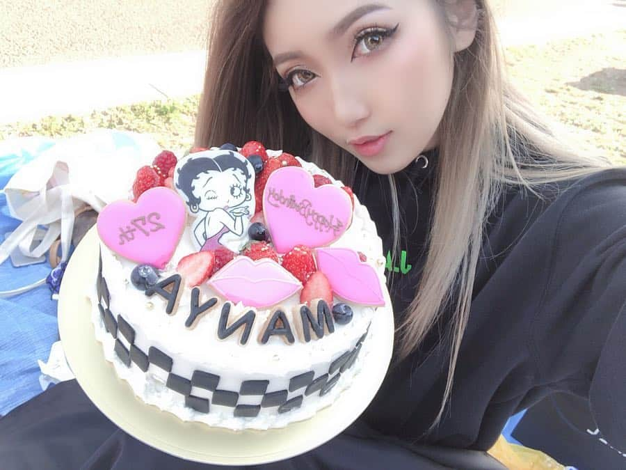 鈴木愛美さんのインスタグラム写真 - (鈴木愛美Instagram)「💓🎂💓🎂💓🎂💓🎂💓 . 【スワイプしてねっ▶︎▶︎▶︎】 . PEACEのお花見day🌸の時に サプライズでお誕生日を お祝いして貰ったよっ♡♡♡ . いきなり過ぎて超ビックリしたぁあ\(//∇//)\❤️ . なにより、ケーキが可愛過ぎて興奮😍💕 可愛過ぎて。食べたくなさ過ぎて。 このまま家に飾って おきたいくらい可愛かった💋 . みんなありがとー💓💓💓 . 当日は来れなかったけど @yunaaaaa.x も本当にありがとう❤️💕 センスがさすがですっ🙈💋 . 本当にたくさん笑ってたくさん語った お花見dayでしたっ🍡🌸💕 . . @shipi0520 と @mizuki17a から 誕生日プレゼント🎁も貰っちゃったよ♡ . 3枚目のムービーなんだけど しぴに貰ったプレゼントを開けた時に 開けた瞬間、私が『可愛いー❤️』って 言う前に、しぴが反応してて大爆笑www . プレゼントくれた本人が 1番最初に反応するから 私の興奮にかき消された😂❤︎ 爆笑でしたwww . いつでも笑いと幸せをくれる しぴたんありがとう💓💓💓 （貰ったプレゼントは、Bali🌺で 可愛く写真撮ってきたので また改めて更新しまぁあすっ♡!!!!!） . . . #PEACE #お花見 🌸 #サプライズ #サプライズバースデー #Birthday #bd #birthdaycake #ケーキ 🎂💕」4月27日 23時18分 - x.manya.x