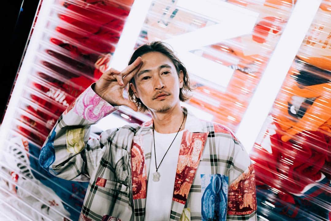 窪塚洋介のインスタグラム：「刚刚参加了INXX的时装秀！衣服，模特儿，影像，音乐，灯光全部都真的很棒！坐我旁边的是很有名的朱正廷✪ First photo from @nk7」