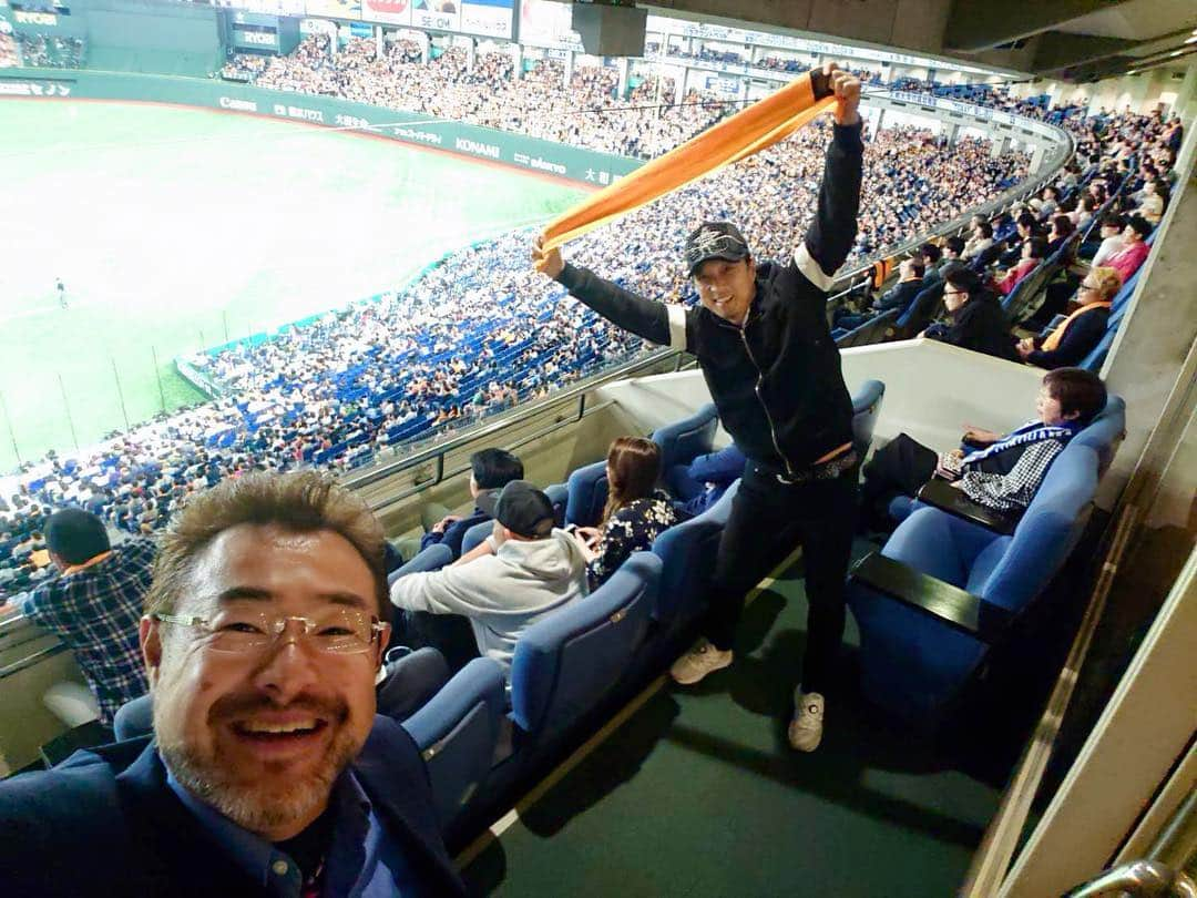 黒田アーサーさんのインスタグラム写真 - (黒田アーサーInstagram)「今日は東京ポートボウルから東京ドームへ移動して、巨人対横浜戦を観戦！居酒屋さざんの今井社長のご招待でロイヤルシートから観戦🤗間宮社長、和泉さん、平社長、日野さん、ギャオス内藤、元360°モンキーズ双亮(ｿｳｽｹ)他、沢山のお客様と一緒に試合を観て盛り上がりました！！面白い試合でした😊👍今井社長、ありがとうございございました🙏😊」4月27日 23時21分 - kuroda_arthur