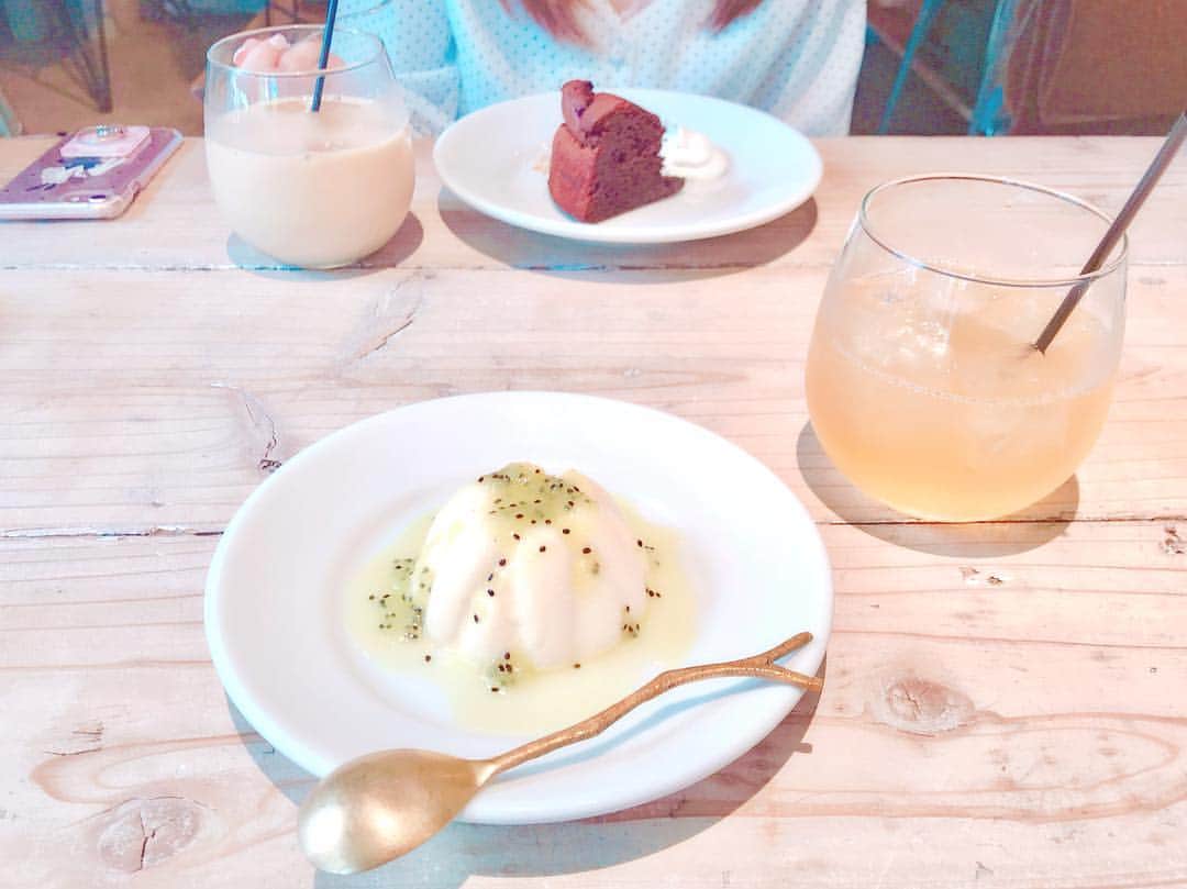 綾瀬麗奈さんのインスタグラム写真 - (綾瀬麗奈Instagram)「🍓✨ . . あいちゃんと💕(@akinamiai ) ババロアめちゃくちゃ美味しい😭 キウイとババロアってすごく相性よかったです！ スプーンもオシャレで可愛くて、 あっと言う間に食べ終わりました🤣 またいきたいカフェです。。 . . . #thinktwice #シンクトゥワイス #カフェ #ガトーショコラ #りんごジュース #名古屋カフェ #伏見カフェ #大須カフェ #栄カフェ #名古屋カフェ巡り #カフェ活 #カフェ好き #カフェ部  #綾瀬麗奈の食べログ . #綾瀬麗奈 #アイドル #dela #役者 #名古屋 #nagoya #名古屋観光文化交流特命大使 #トレーニング女子 #筋トレ女子 #御朱印ガール #りんご飴 #ハムスターのいる生活 #荒野行動女子 #tiktok #tiktokjapan #ティックトッカー」4月27日 23時30分 - ayasereina