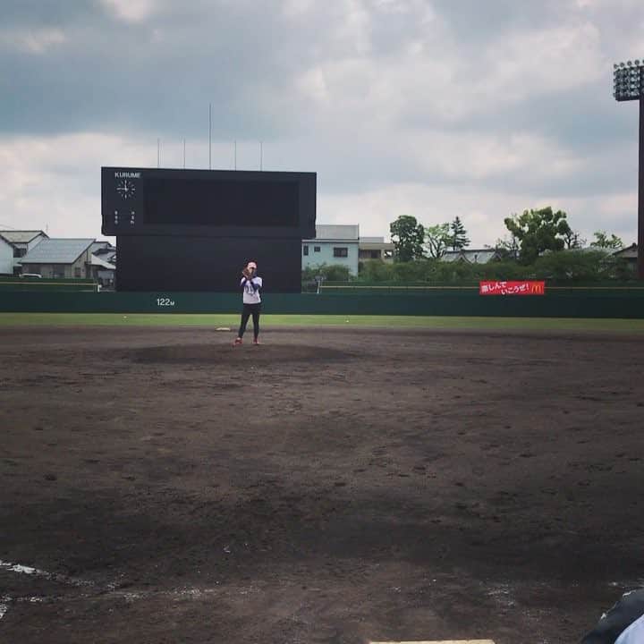 上杉あずさのインスタグラム：「. #めざせ110キロプロジェクト 先日、 #久留米球場 で練習させて頂きました。やっぱり広い外球場のマウンドで投げると、緊張感も傾斜感覚も普段とは違い、いろいろ思い通りにいかなくて悔しかった～～！！でも、こういう場数を踏んでいかないかんから、このような練習機会をもらえて本当に感謝🥺🙏🏼良い練習になりました🌈みなさんありがとうございました！ . そして【ご報告】✩.*˚ 外球場のマウンドでとうとうチャンスを貰いました！ #平成最後 の日、4/30(火)に地元 #うきは 市の #少年野球 チーム #御幸タイガース 創部50周年記念大会で #始球式 させて頂きます⚾️💕@スポーツアイランド野球場 2月に講演会もさせてもらった地元の野球少年たちの前で有言実行だ！！夢とやるべき事を語ってきたからには、結果を出したい！！練習は自信を持ってやってきました✨子供たちにも地元の方々にもエネルギー溢れる姿を見てもらえるように...全力投球します💐楽しみです！！ 天気が心配ですが、、、自己最速103キロを更新できるよう頑張ります💪🏼❤️お近くの方、良かったら是非見に来てください(笑)✨✨ #野球 #福岡 #大会 #小学生 #うきは市 #fukuoka #baseball #challenge #children #boys #girls #ukiha #tigers #sbhawks」