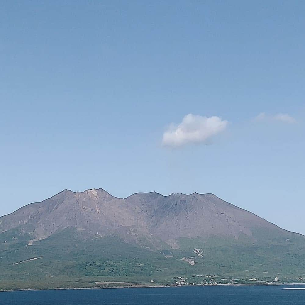 丸山桂里奈さんのインスタグラム写真 - (丸山桂里奈Instagram)「鹿児島へ。 天てれ博にお邪魔し、お腹パンパンになり、なのにむじゃきでシロクマを食べ、天てれ博第2部に入って参加し、終わってからは天文館付近をロケ、そして今帰宅しました🙆‍♀️‼️同じ１日なのに、もう分厚い厚焼き豆腐くらいの勢いで分厚い１日でした🤭⤴︎ 鹿児島のおいしさに触れ、人々のあたたかさに触れ、なにわともあれスペシャルな時間になりました🙆‍♀️💡‼️ 明日も、早朝から一日鹿児島でロケですが、なかなか二日間いれるロケはないので思う存分、鹿児島を知り尽くし根こそぎ楽しみたいと思います💡🤭本日もたくさんの皆さまにお会いできて感謝日和でした。 共演者のみなさま、スタッフ関係者さまガタガタありがとうございました🙆‍♀️ #鹿児島 #イベント #天てれ博 #晴れが強い #食べ過ぎて記憶ない #なのに夜になればまたお腹すく #西郷どん #何した人かはわかりませんが #偉い人 #たくさん手を合わせました #明日も早朝からロケ #気合い入れて頑張りましょう #桜島がすぐ目の前に #いい意味で #インスタバエ」4月27日 23時30分 - karinamaruyama