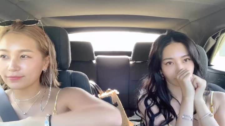 megbabyのインスタグラム：「따르릉 신나요~~ 안되나용~~🎤🤣🤣 あ〜たのしい😂🤣😂🤣#人見知りなので車降りるとしずかです🥺」