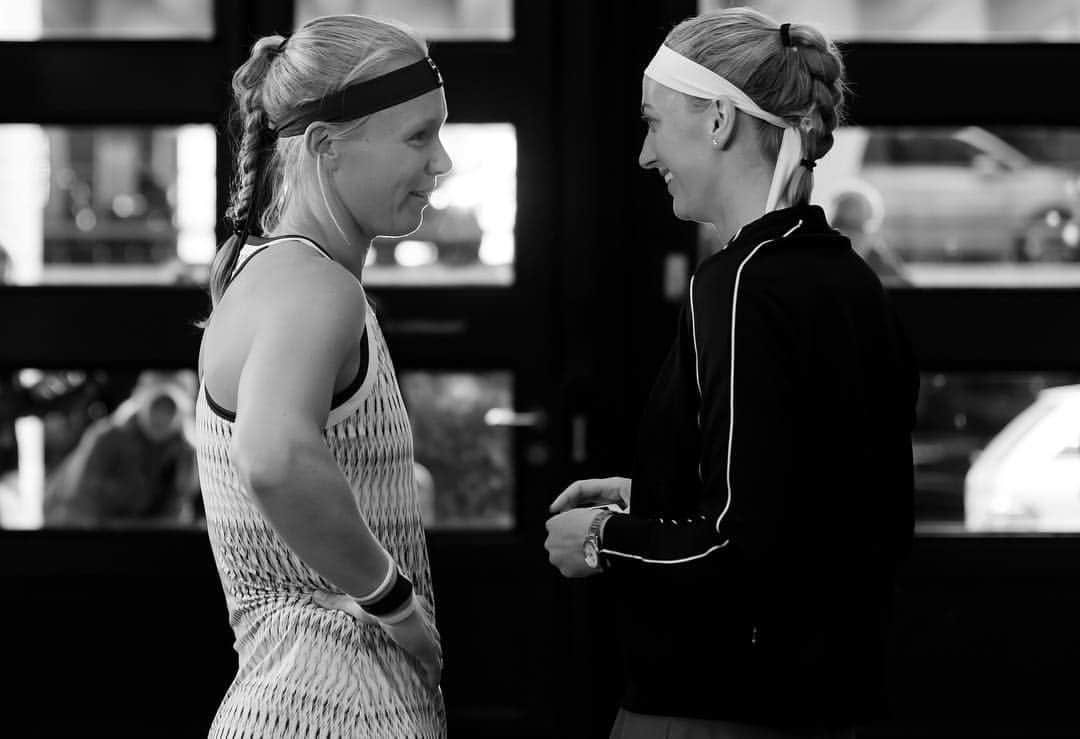 WTA（女子テニス協会）さんのインスタグラム写真 - (WTA（女子テニス協会）Instagram)「Caption this! 😆👇 . @kikibertens & @petra.kvitova chat before their semifinal match 🙌🎾 #PorscheTennis」4月27日 23時34分 - wta