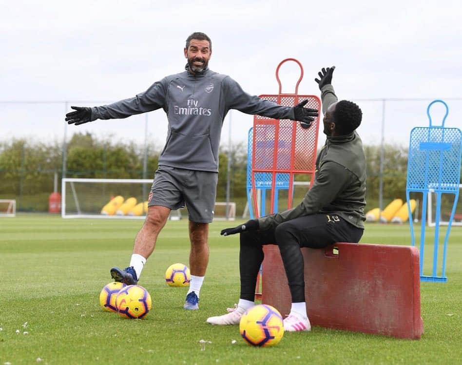 ロベール・ピレスのインスタグラム：「The best thing to do on a Saturday is to play football with your friends  @arsenal @dannywelbeck」
