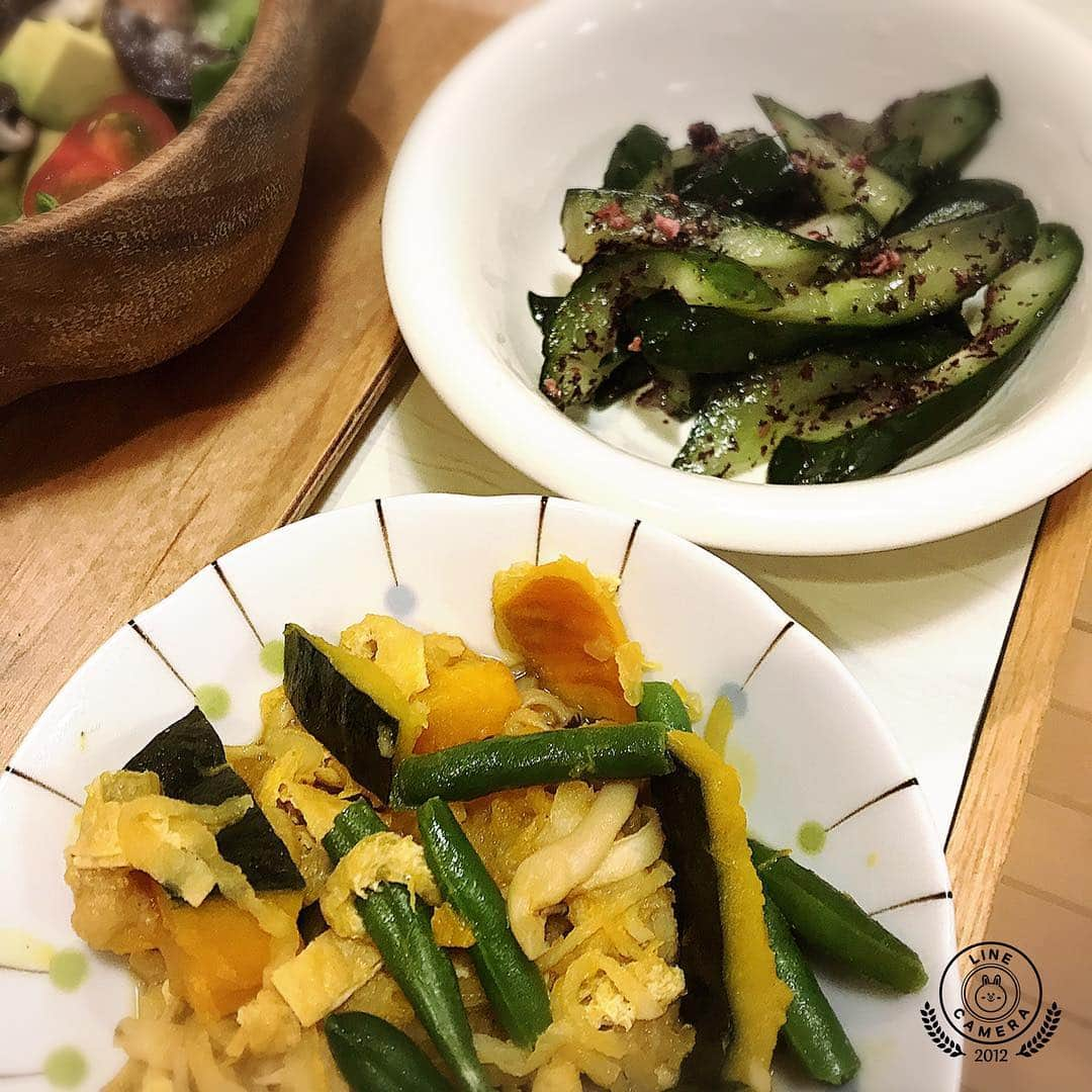 名倉右喬さんのインスタグラム写真 - (名倉右喬Instagram)「野菜だらけの晩酌。  キノコの ガーリッククリームソテーを ドレッシングにしたサラダ。  キュウリのゆかり和え カボチャとシメジの切り干し大根。  #はげごはん」4月28日 10時35分 - ukyo.nagura