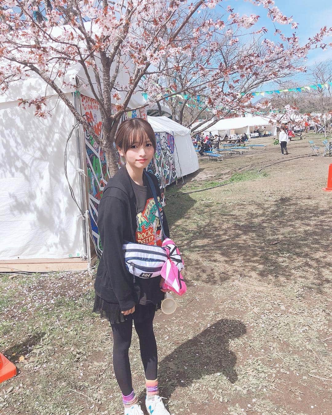 三田寺円のインスタグラム：「今年も これましたアラバキ🏕🌸💓 キャンプ楽しいなあ、、🥰 . #ARABAKI #みちのく湖畔公園  #エコキャンプみちのく #キャンプ #アラバキ #アラバキロックフェス」