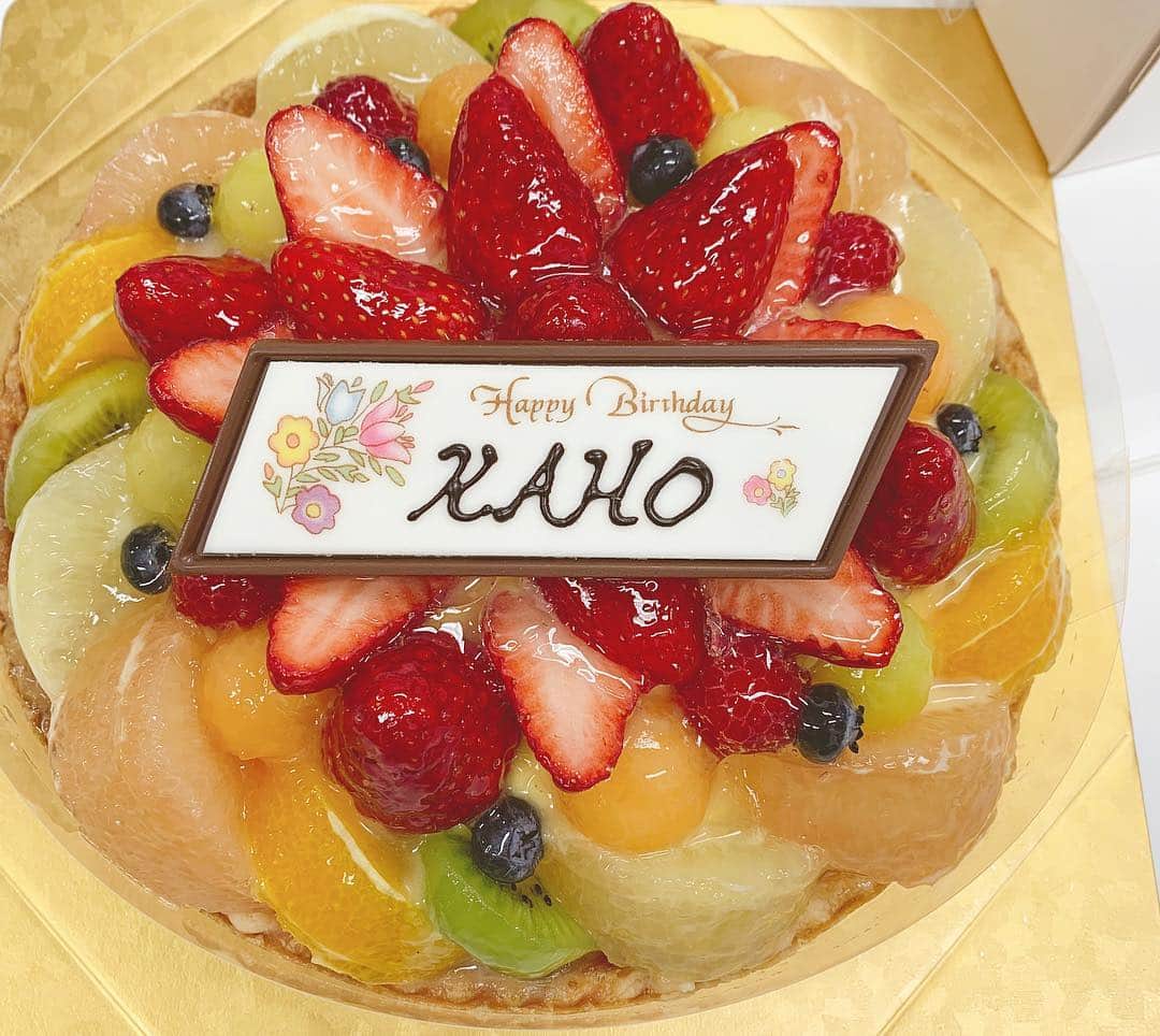 浜崎香帆さんのインスタグラム写真 - (浜崎香帆Instagram)「フルーツの宝箱やぁぁぁぁ✨✨ ステキなお花、ケーキ、プレゼントもありがとうね🥰 5/2まであと少し！ 残りの21歳も楽しむっっっ」4月28日 10時30分 - kaho_hamasaki_tpd