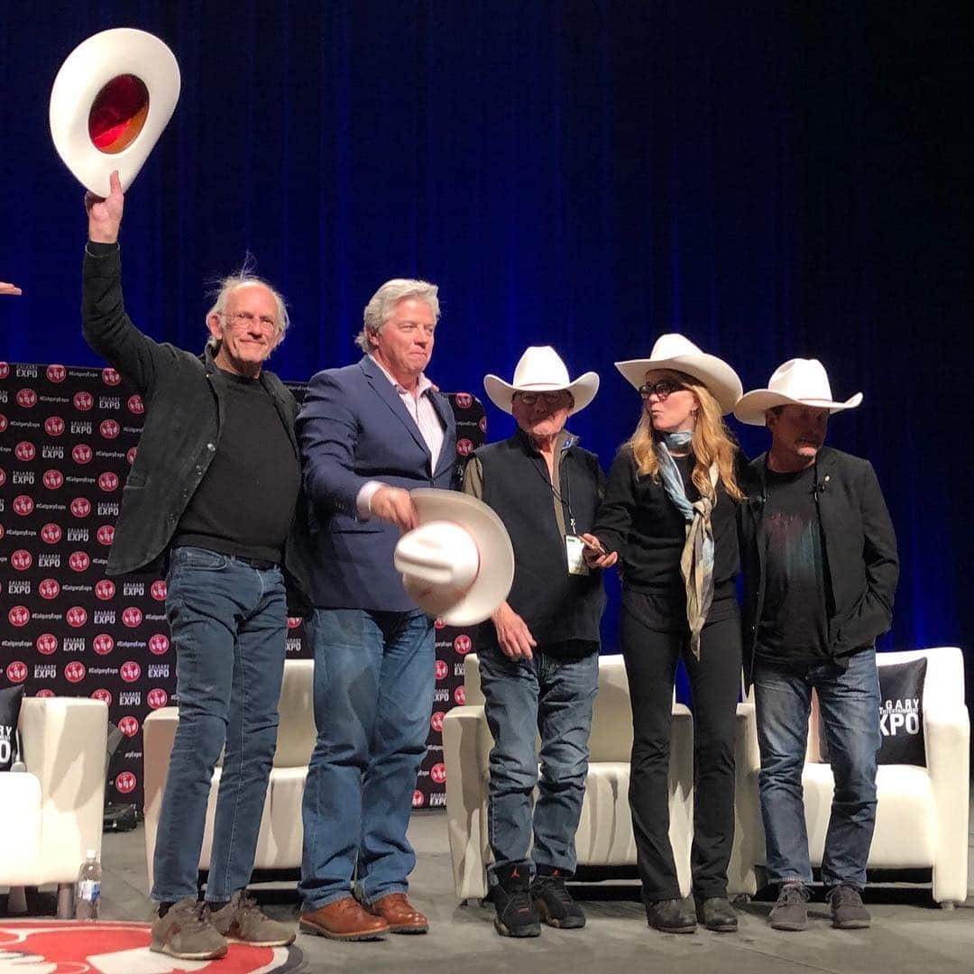 リー・トンプソンさんのインスタグラム写真 - (リー・トンプソンInstagram)「Having so much fun in @calgaryexpo @mrchristopherlloyd @tomwilsonusa singing home on the range is the awesomest @realmikejfox is so funny」4月28日 10時36分 - lea_thompson