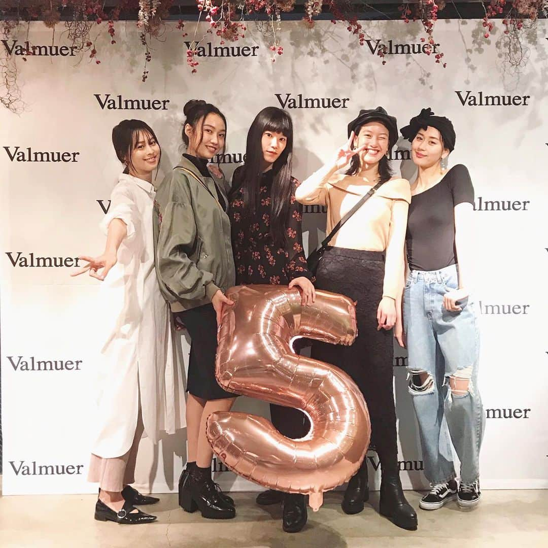 倉松すみれさんのインスタグラム写真 - (倉松すみれInstagram)「. @valmuer_official ５周年おめでとう🎈🍾✨ (174センチのわたしが小さく見える...👭) . . . . #ヴェルムーア#アパレル#ファッション#服#洋服#コーデ#レディースファッション#５周年#パーティ#モデル#表参道#セレクトショップ#明治神宮前#valmuer#apparel#fashion#coordinate#ootd#fashion#anniversary#omotesando#selectshop#congratulations」4月28日 9時08分 - sumire_0415