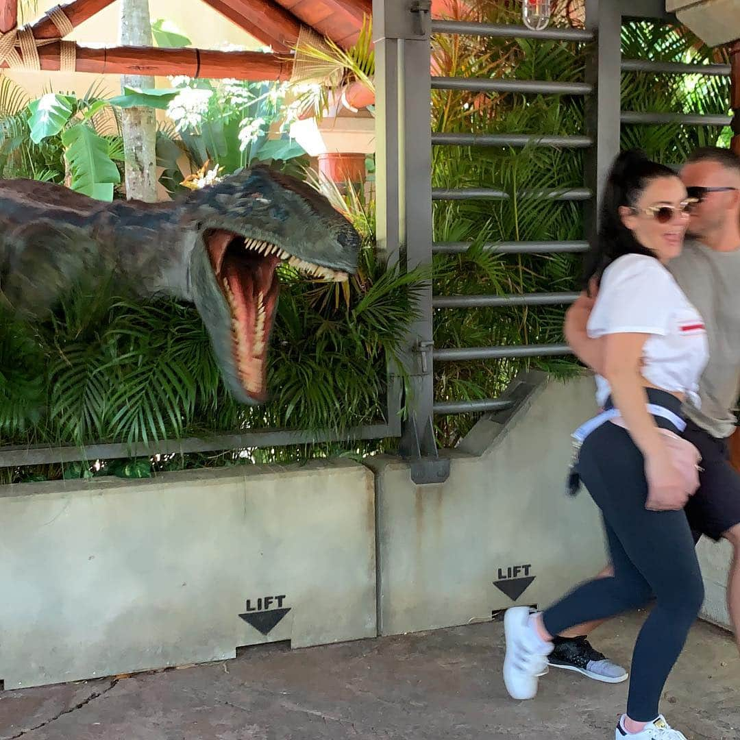 ジェイワウさんのインスタグラム写真 - (ジェイワウInstagram)「When you’re trying to be cute but a RAPTOR wants in on the pic 😂😂 @UniversalOrlando #readyforuniversal」4月28日 9時13分 - jwoww