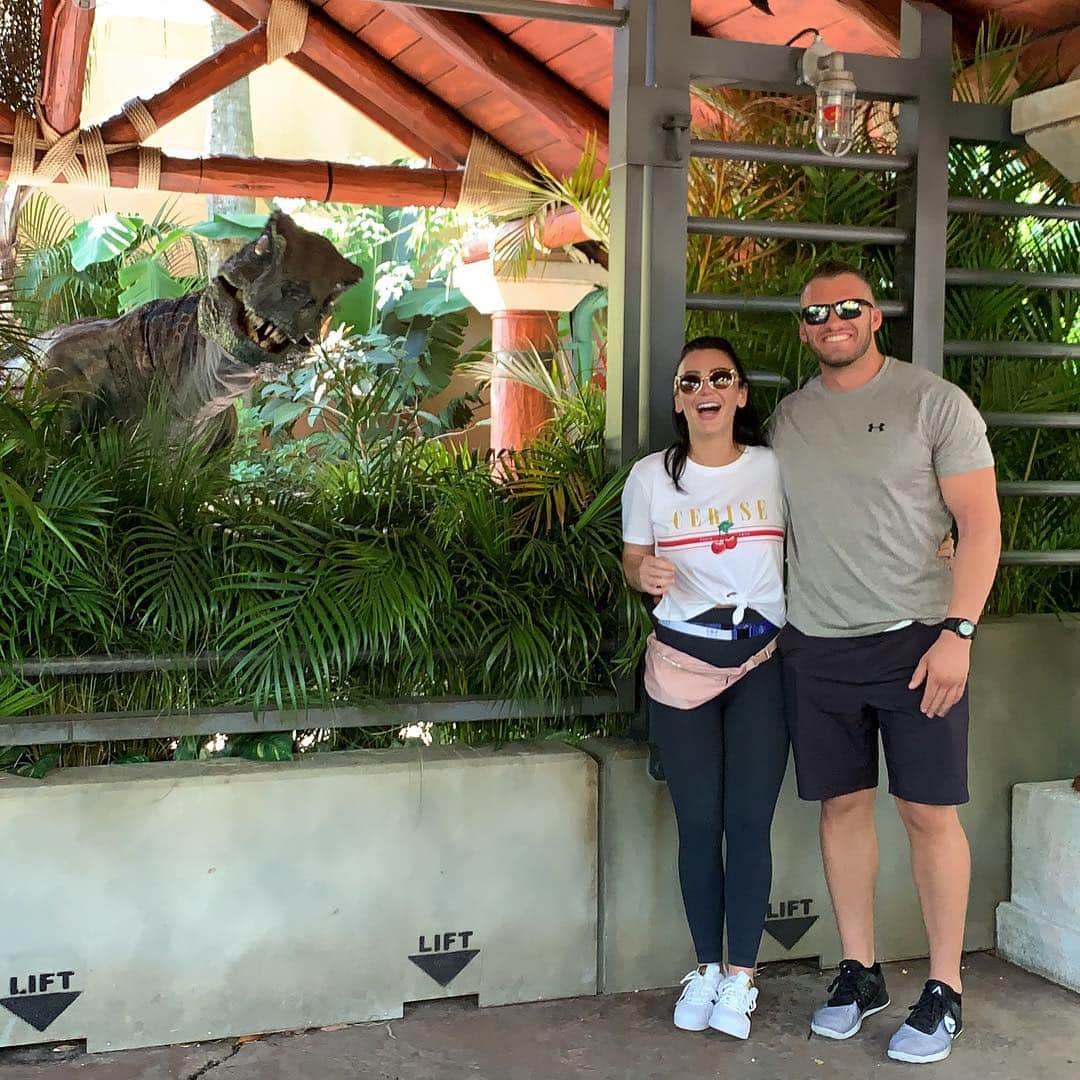 ジェイワウさんのインスタグラム写真 - (ジェイワウInstagram)「When you’re trying to be cute but a RAPTOR wants in on the pic 😂😂 @UniversalOrlando #readyforuniversal」4月28日 9時13分 - jwoww