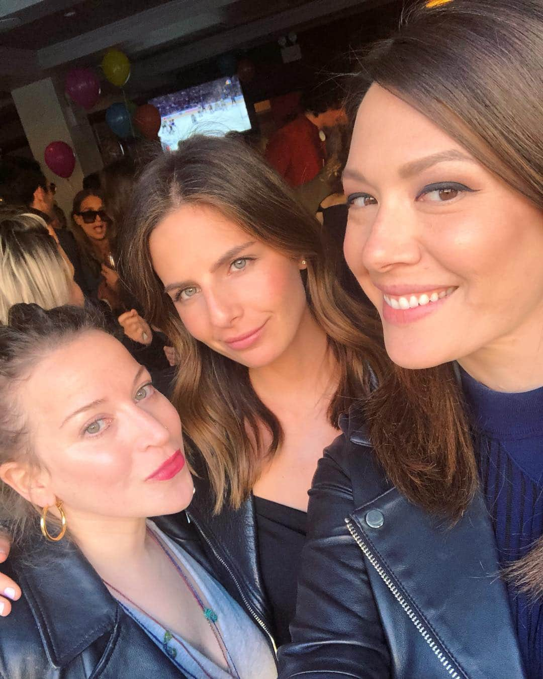 ミッチェル・コリンズさんのインスタグラム写真 - (ミッチェル・コリンズInstagram)「There were so many Bachelor & Summer House reunions at @thelexistout’s bday party but this one captures @izzygoodkind & @beingbernz & non-reality star @hannahbanananyc ⭐️」4月28日 9時14分 - michcoll