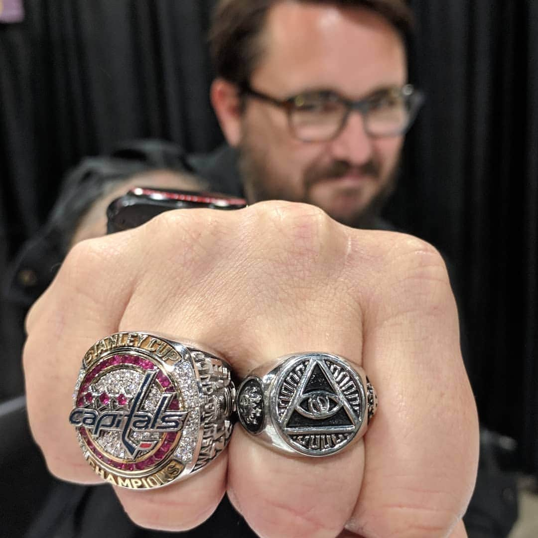 ウィル・ウィトンさんのインスタグラム写真 - (ウィル・ウィトンInstagram)「I got to put on a @capitals Stanley Cup ring at #awesomecon2019 today!」4月28日 9時14分 - itswilwheaton