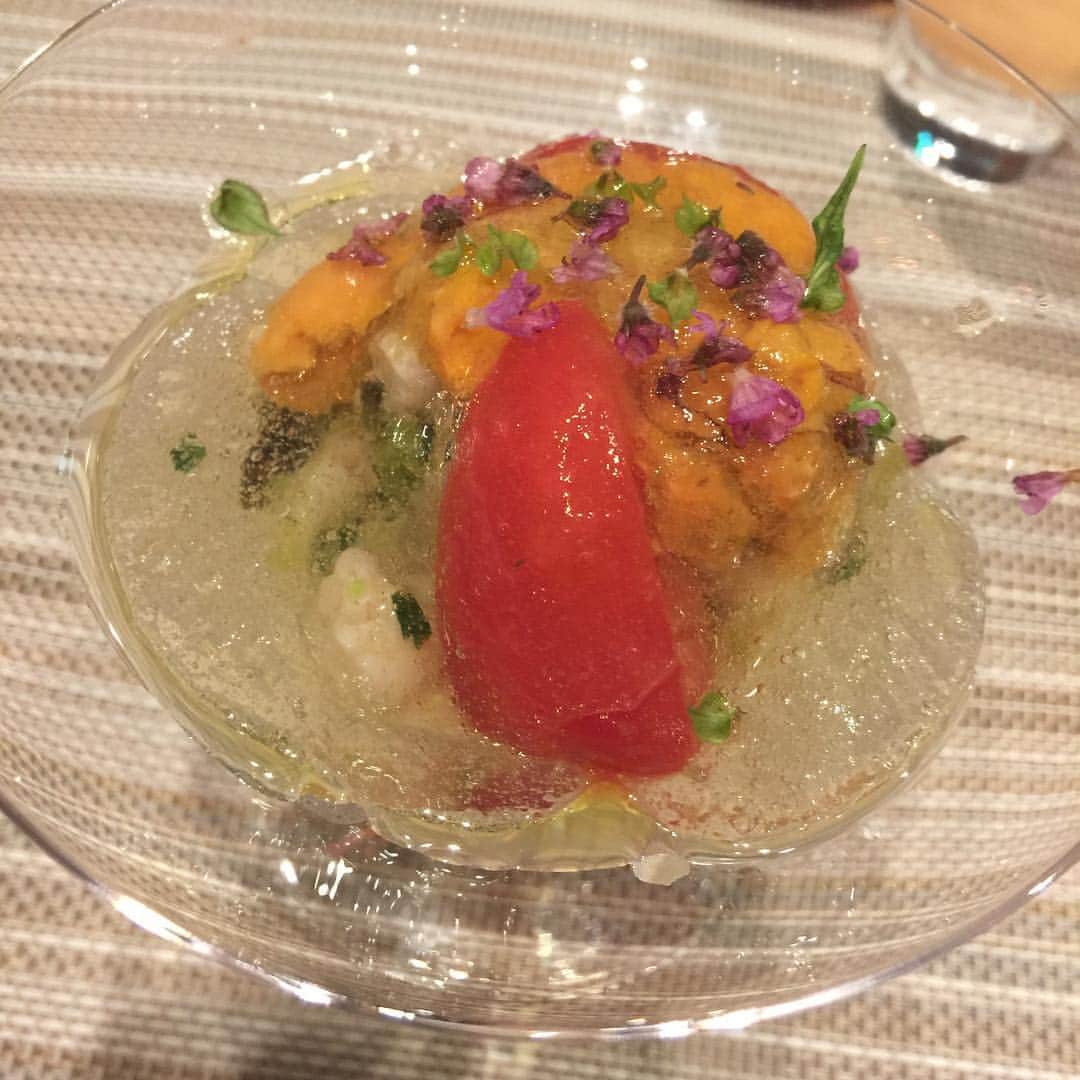 のインスタグラム：「#スガラボ 🍽 この前にもスターター4品でて、 コース終わる頃にはお腹はちきれる寸前。 写真撮り忘れたペレグリーノの生ハムご飯巻き、美味しかったー。  1. トリ貝とウニのトマトジュレ 2. ホワイトアスパラと生ハム、ハマグリのソース 3. 筍とモリーユ茸、25年熟成バルサミコ 4. 金目鯛と賀茂茄子 5. 黒毛和牛とトリュフグラタン 6.カレーライス 7小夏のジュレシャーベット 8. カシスとマンゴーのデザート 美味でごさいました💓」