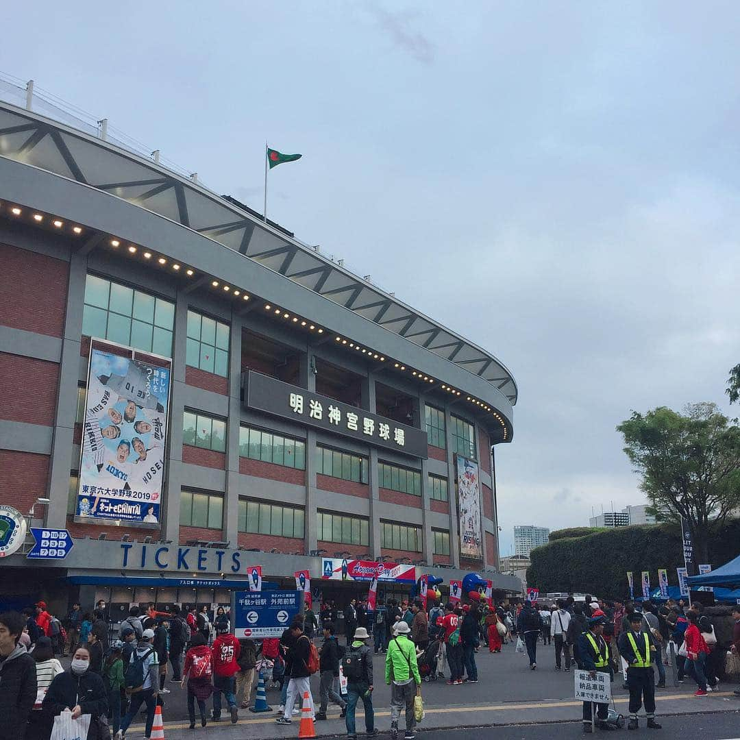 坂東亀三郎さんのインスタグラム写真 - (坂東亀三郎Instagram)「平成31年4月27日 今季初、聖地・明治神宮野球場。  はい、負けました⤵︎⤵︎ .  神宮の空の変化、雲が闇に染まっていく過程が好き過ぎる。 . . . #歌舞伎 #音羽屋 #歌舞伎役者 #彦三郎 #坂東彦三郎 #九代目 #歌舞伎部 #otowayabando #彦観戦 #東京ヤクルトスワローズ #燕党 #ヤクルト #スワローズ #ヤクル党 #明治神宮球場 #神宮天気証拠 コメントはお気軽に📝」4月28日 9時28分 - otowayabando