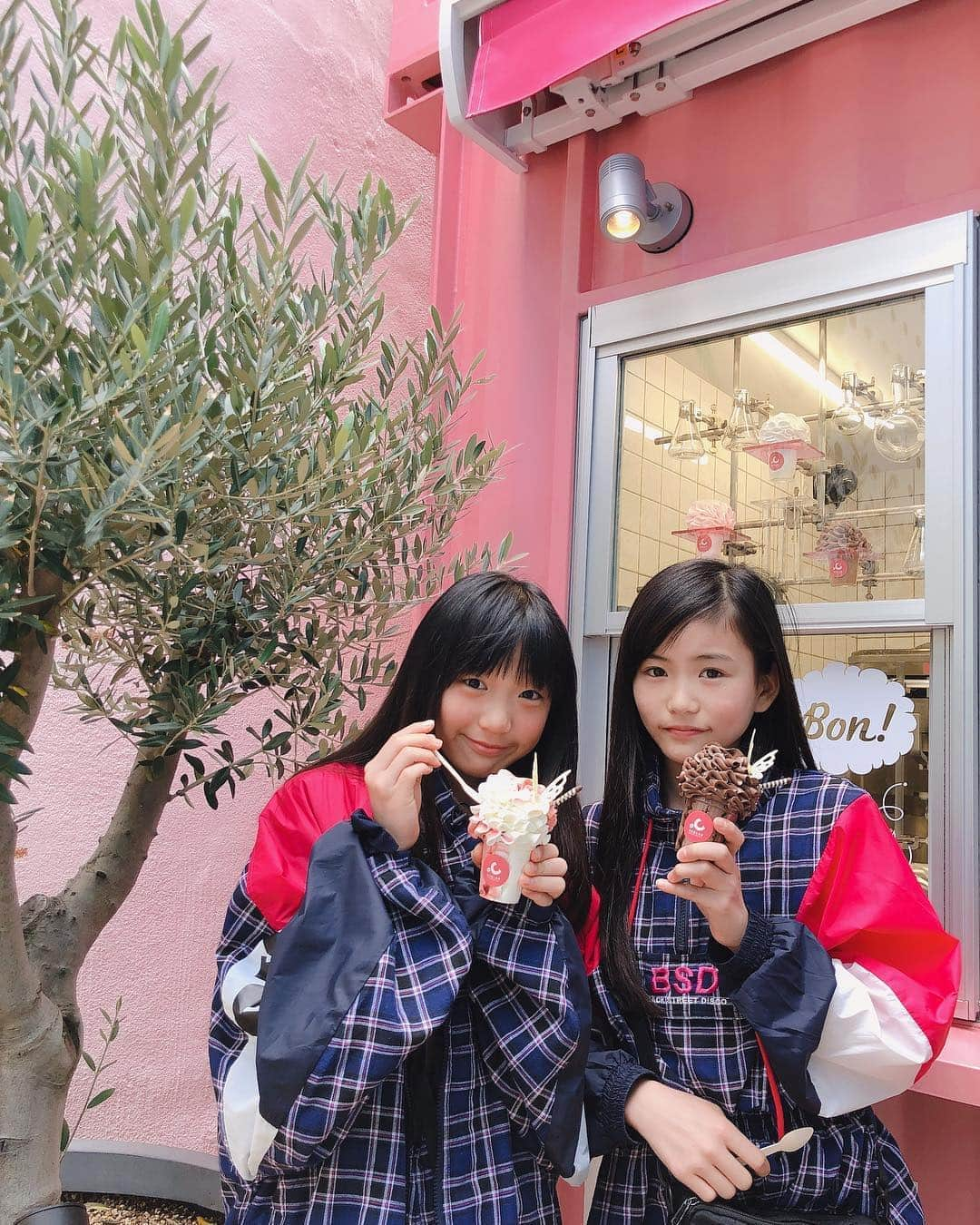 SHINOさんのインスタグラム写真 - (SHINOInstagram)「インスタ映えなソフトクリーム発見して♬ . . お友達と行ってきました🍦 . . お花みたいにかわいくて🌹 . . 味もサイコーに美味しかった♡ . . もちろんSAKImoto bakeryで食パンもゲット🍞 . . ママの担当は、必ず端っこ😊 . . 端っこも耳もまんなかのふわんふわんもどこもほんのり甘くて、美味しかった♡ . . パパが起きてきたら、焼いてあげよう♬ . . 少し前のPabloとともに、嵜本ワールドでお届けしましたー♬ . . #甘いもの好き #ソフトクリーム #ディグラボ #ソフトクリーム研究所 #instagenic #sakimotobakery  #極生ミルクバター食パン #並ぶだけあるおいしさ #ふわんふわん #Pablo」4月28日 9時29分 - shino0605